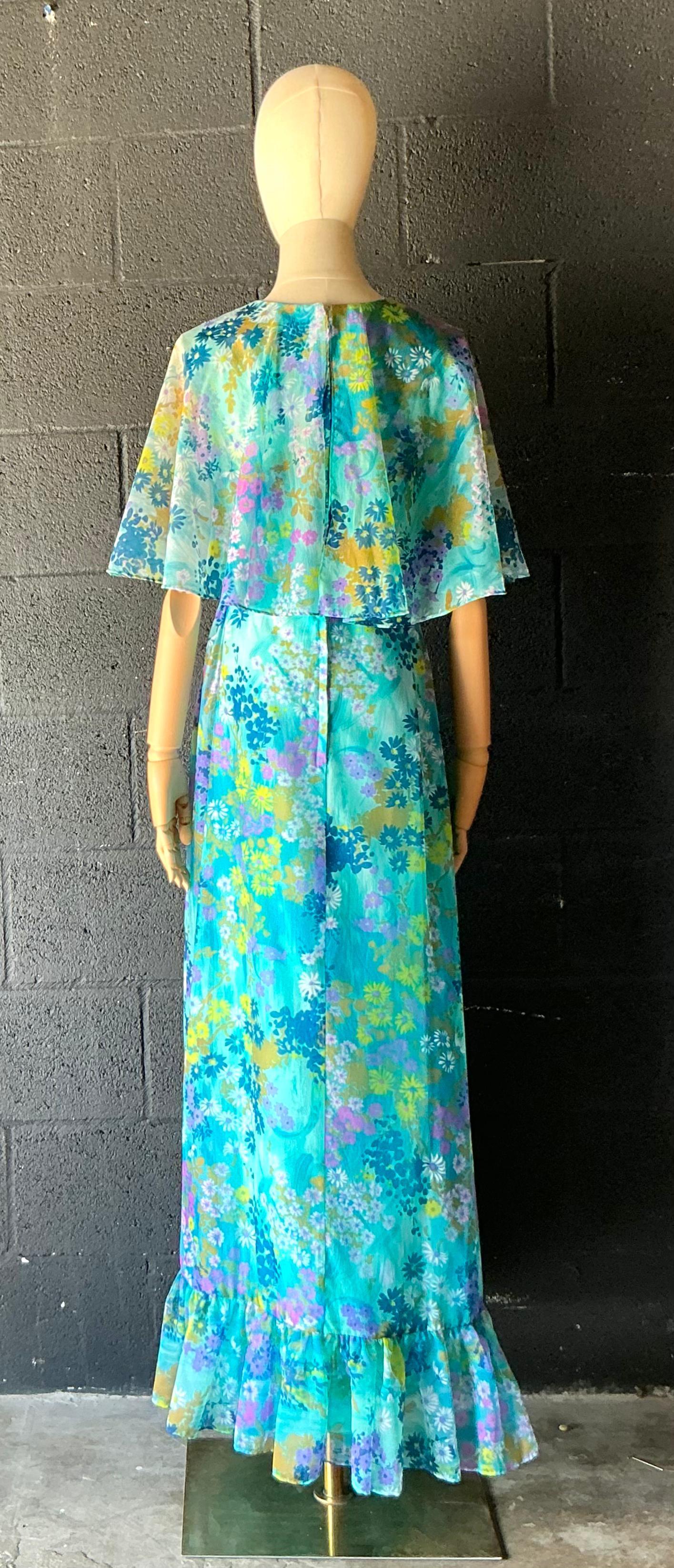 Robe vintage à fleurs bleues avec nœud en vente 1