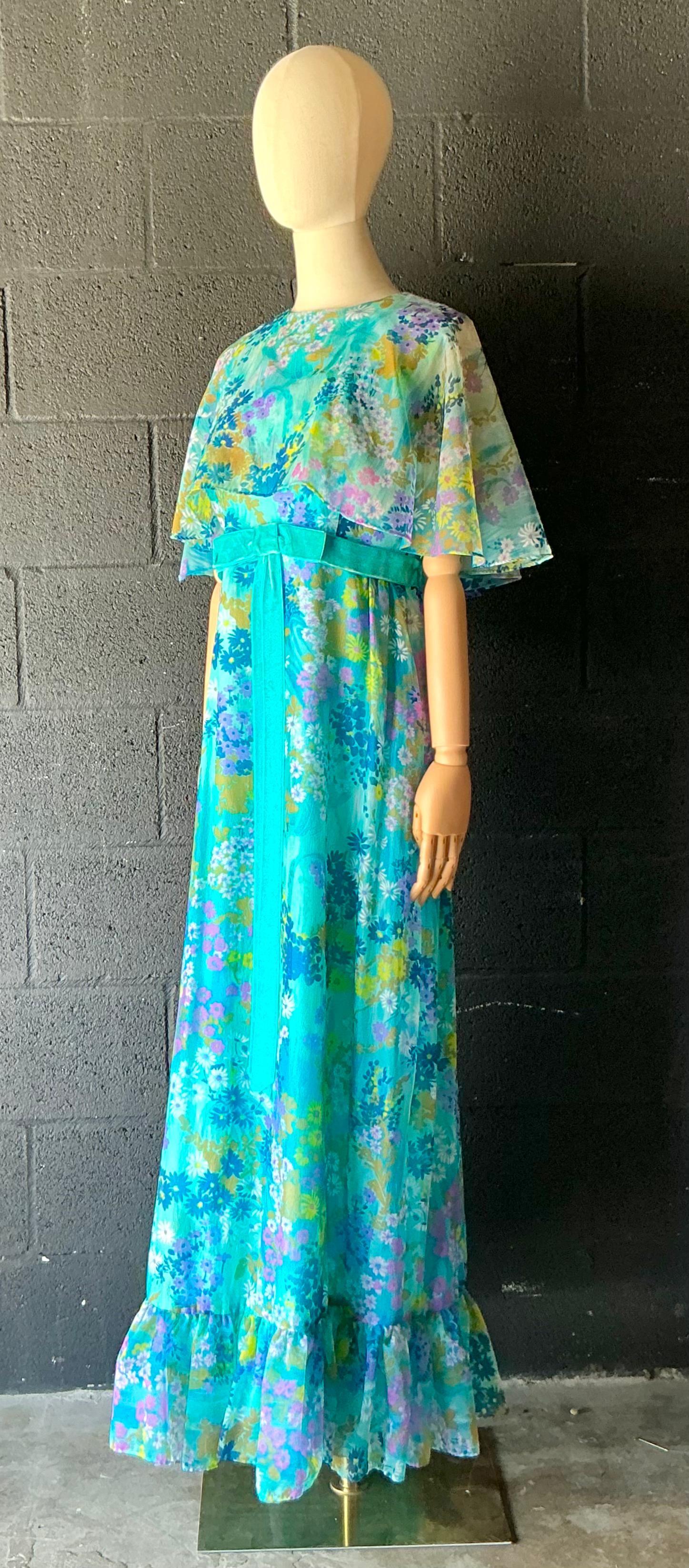 Robe vintage à fleurs bleues avec nœud en vente 2