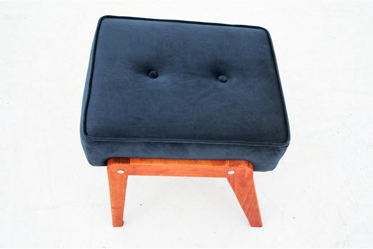 Footrest, Poland, 1960s

Very good condition, after replacing the upholstery.

Wood: walnut

Dimensions: height: 47 cm, width: 41 cm, depth: 49 cm.