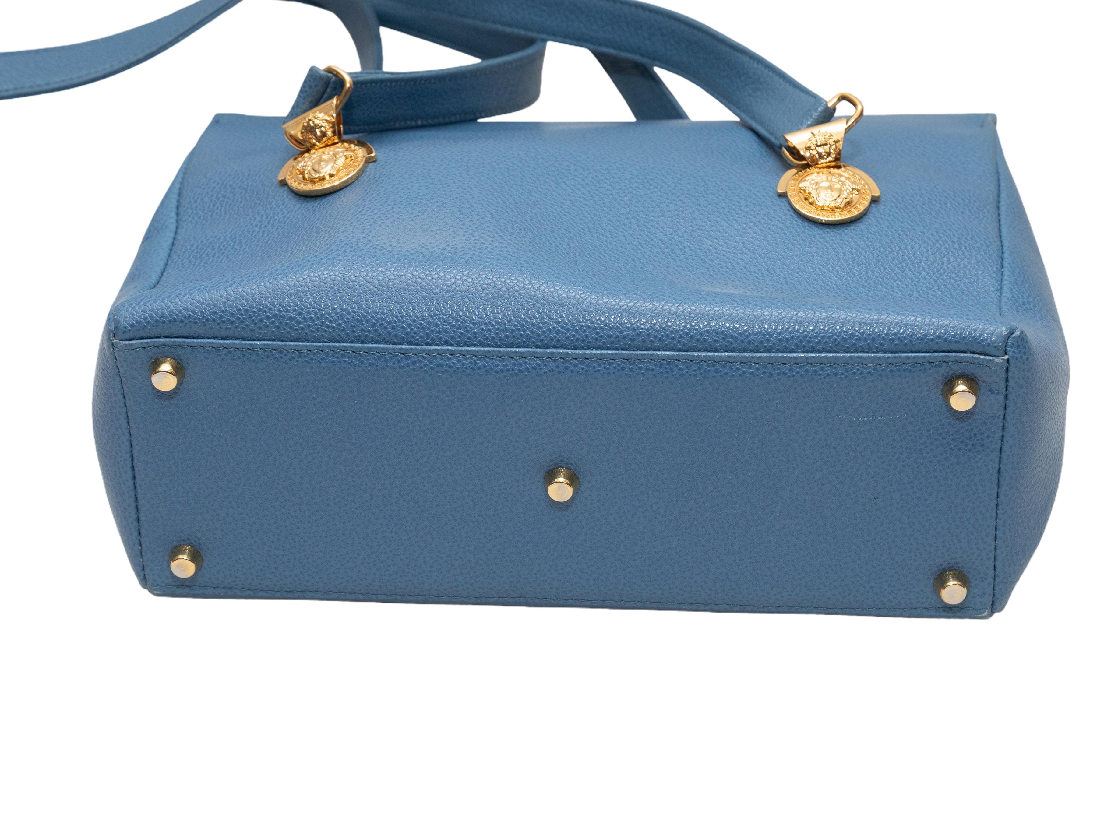 Vintage By Gianni Versace Leather Medusa Shoulder Bag. Ce sac à bandoulière présente un corps en cuir, des ferrures Medusa dorées, deux bandoulières plates et une fermeture à rabat sur le dessus. 10.25