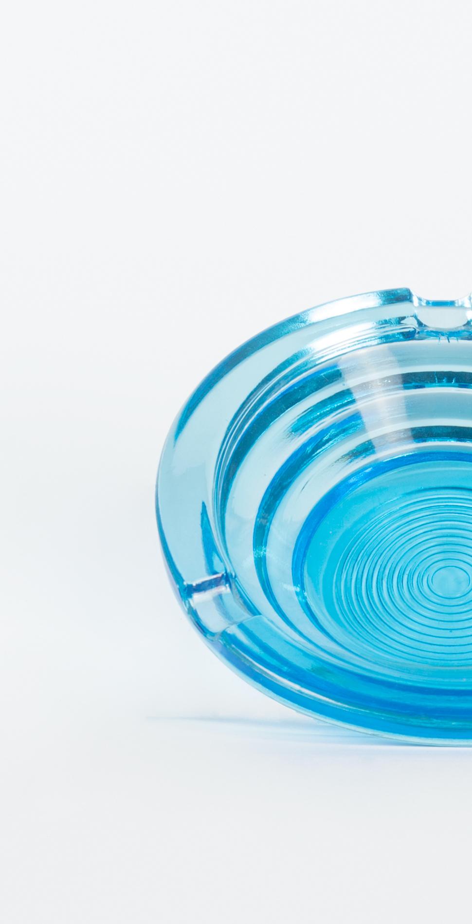 Le cendrier bleu en verre est un élégant objet décoratif en verre, réalisé dans les années 1970.

Cendrier en verre très élégant de forme ronde et de couleur bleue brillante.

Bonnes conditions.