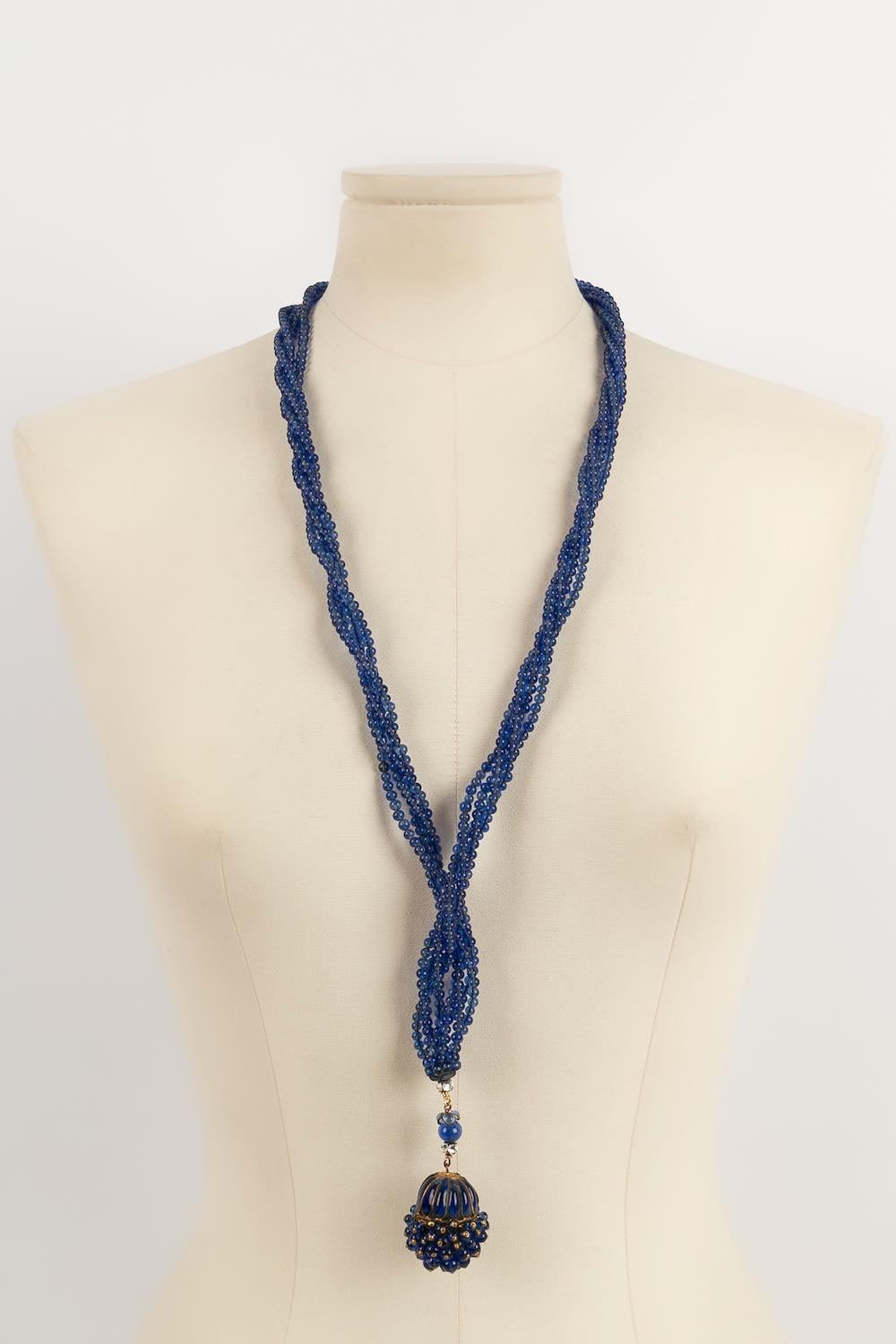 Necklace of blue glass beads holding a pendant.

Additional information:
Condition: Very good condition
Dimensions: Length : 83 cm

Seller Reference: BC105