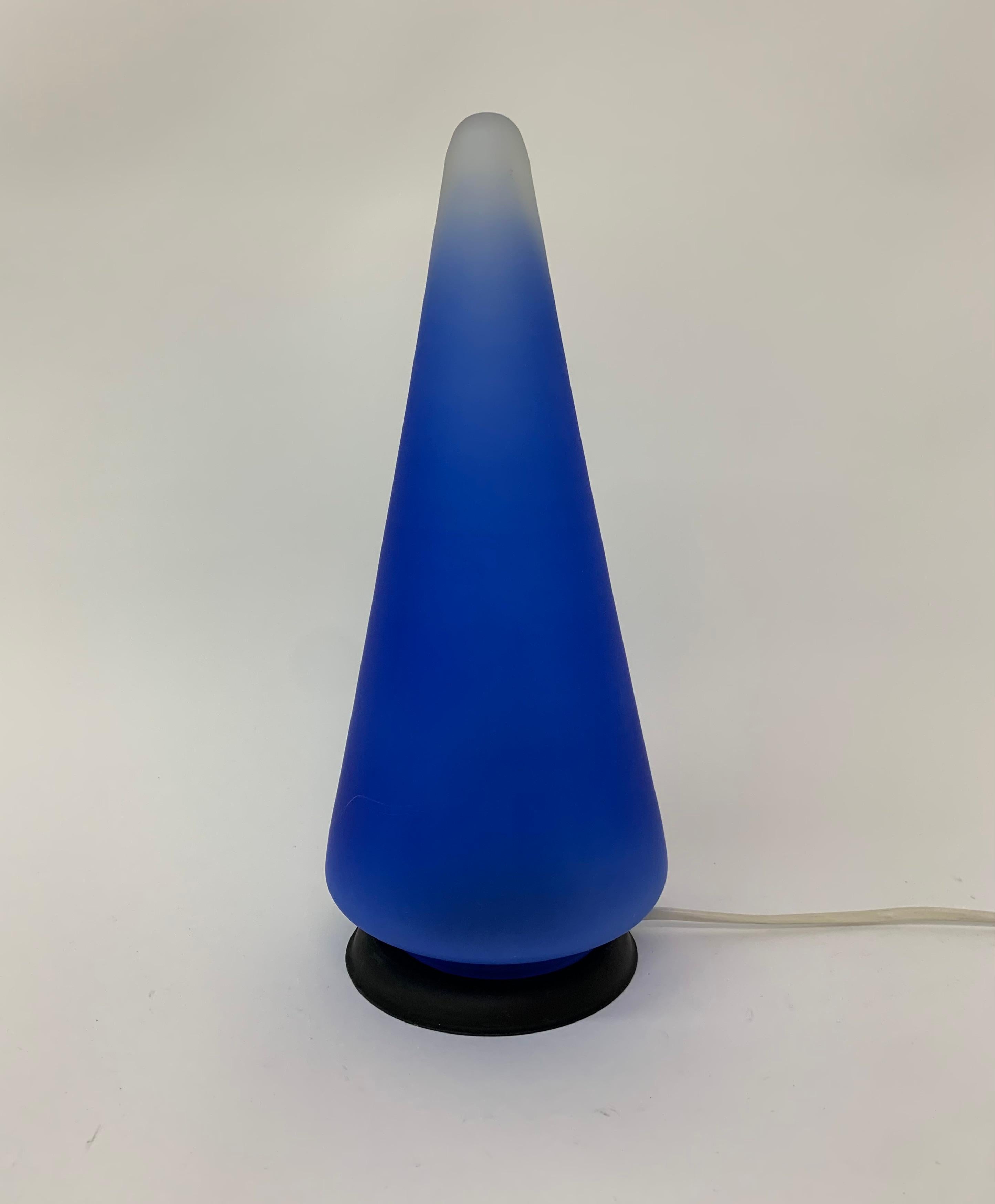 Mid-Century Modern Lampe de table vintage à cône en verre bleu, années 1970 en vente