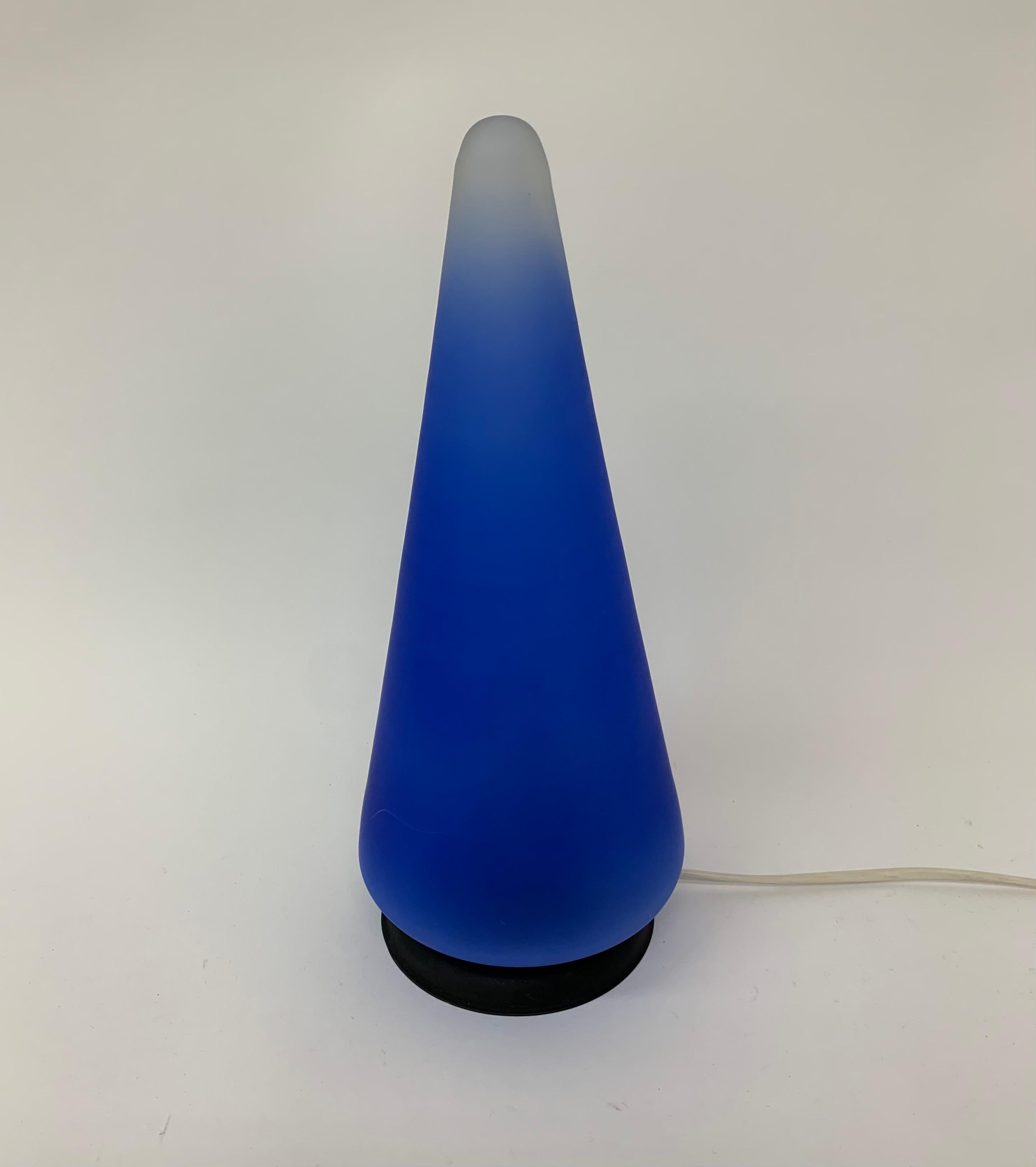 Lampe de table vintage à cône en verre bleu, années 1970 Bon état - En vente à Delft, NL
