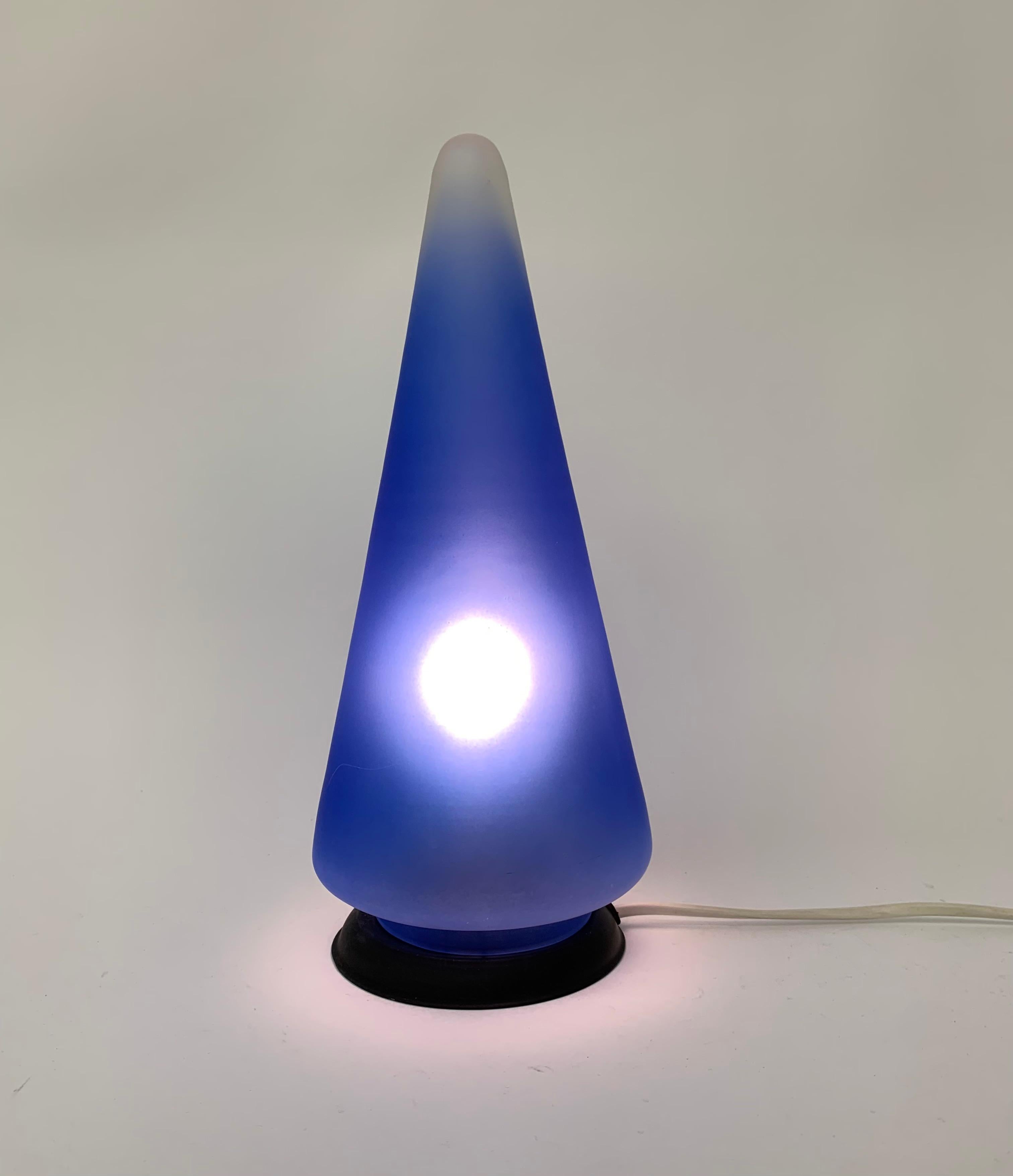 Fin du 20e siècle Lampe de table vintage à cône en verre bleu, années 1970 en vente