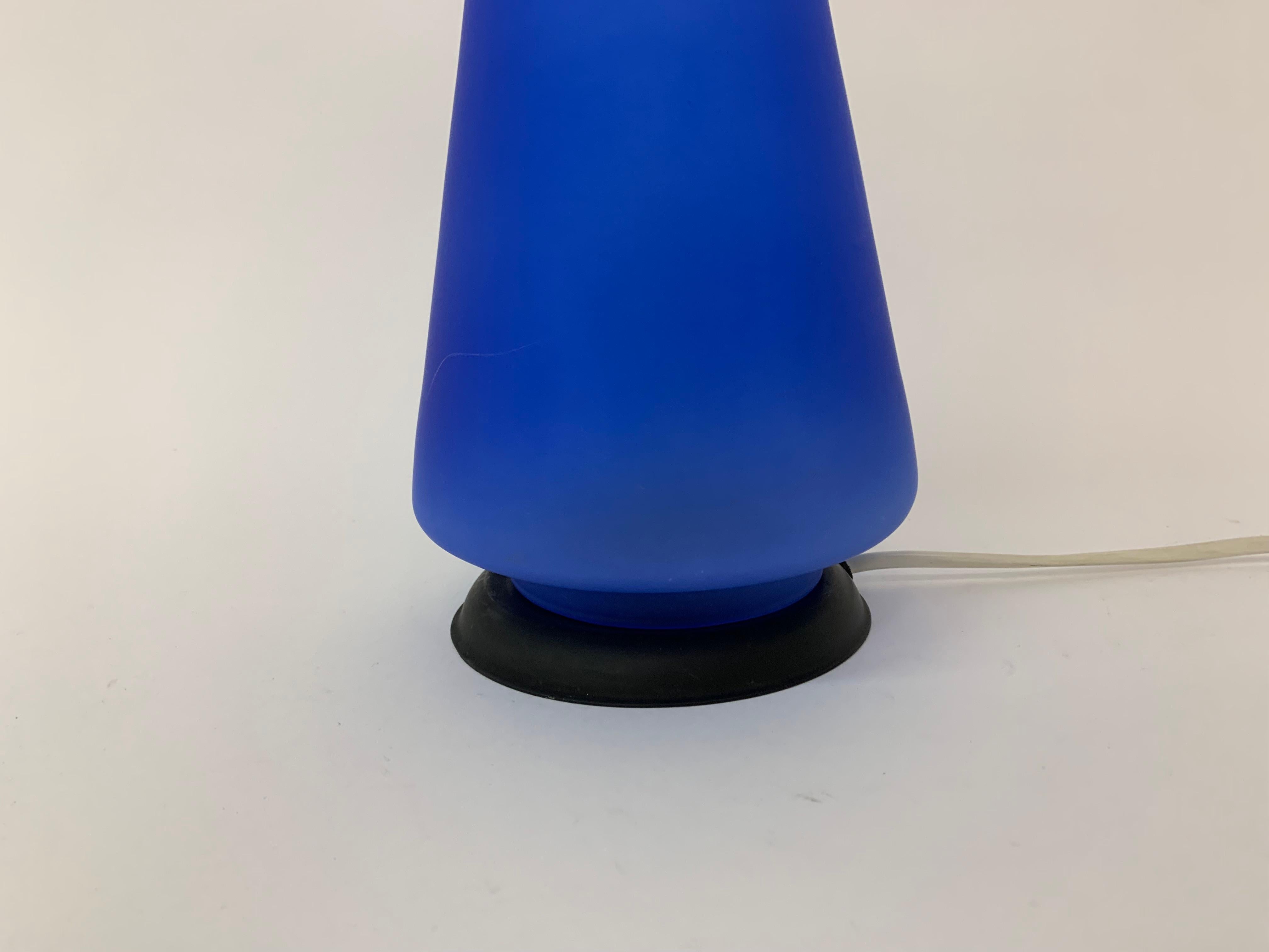 Lampe de table vintage à cône en verre bleu, années 1970 en vente 1
