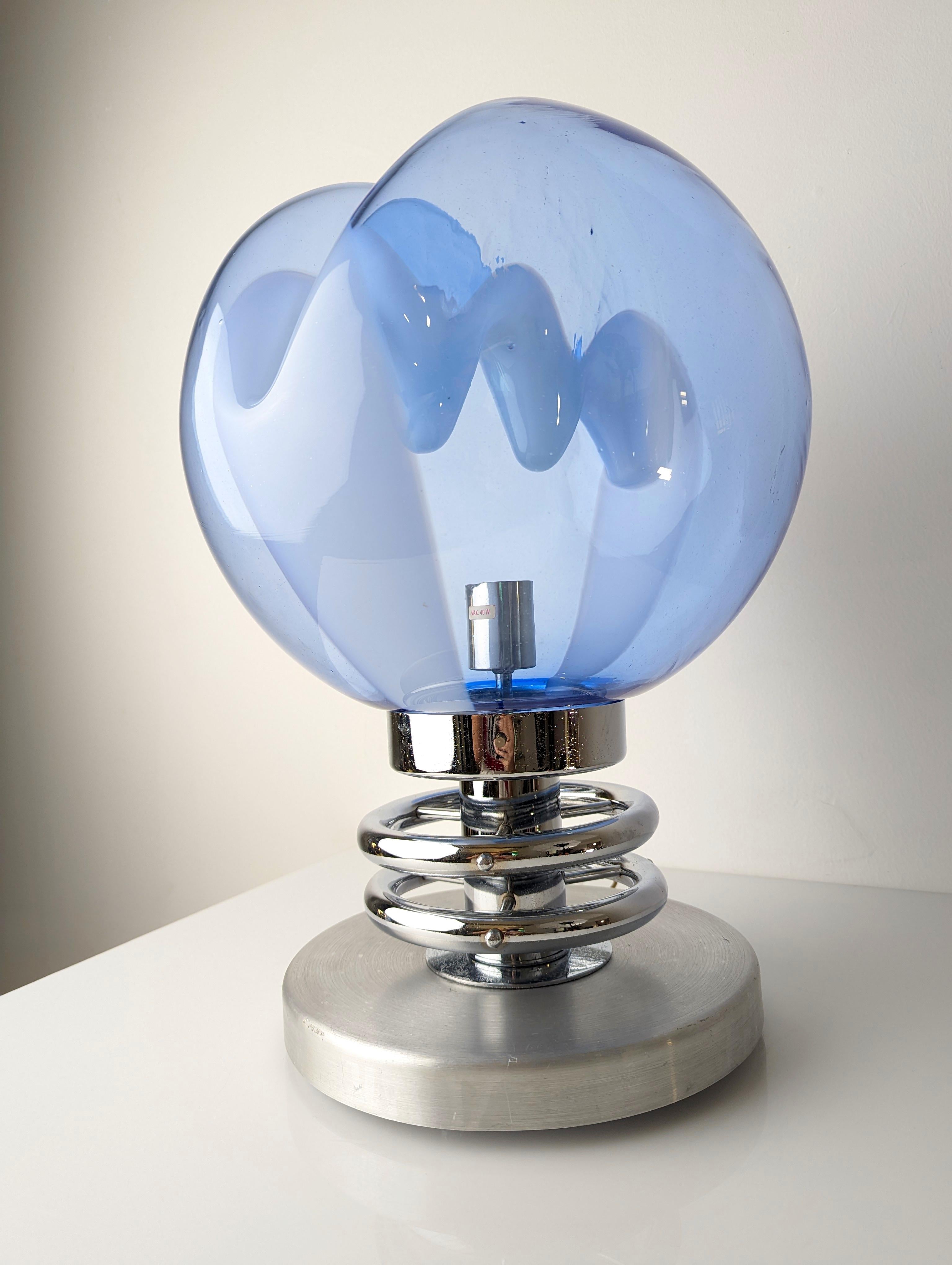 Espectacular lámpara membrana de cristal azul y blanco moldeado con base cromada de Toni Zuccheri en los años 70.
