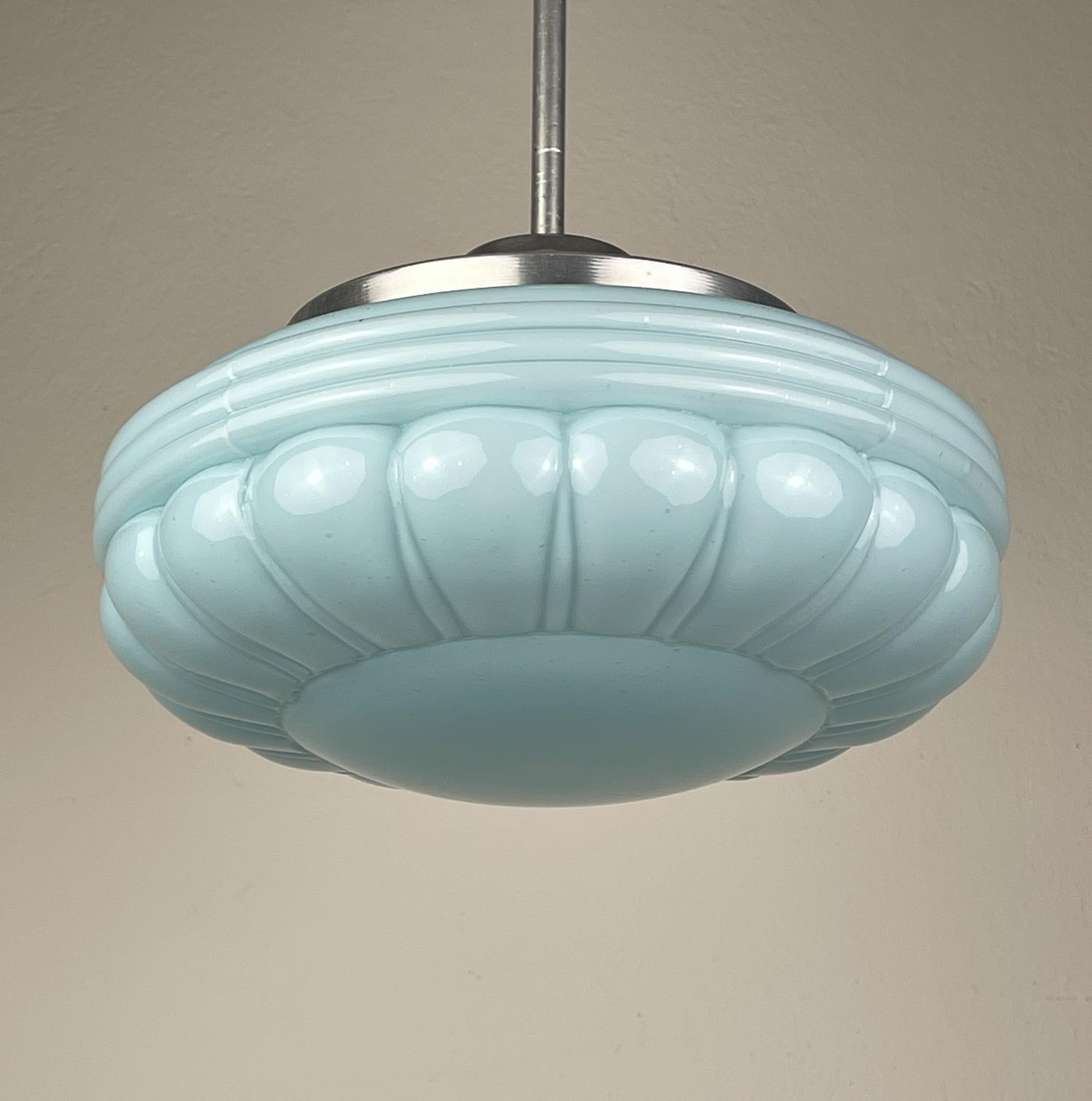La bellissima lampada vintage in vetro azzurro realizzata in Italia negli anni '50.

La lampada è in buone condizioni vintage, senza danni.

Dimensioni:
Larghezza: 26 cm
Altezza: 38 cm

La lampada richiede una lampadina europea E27 ed è compatibile