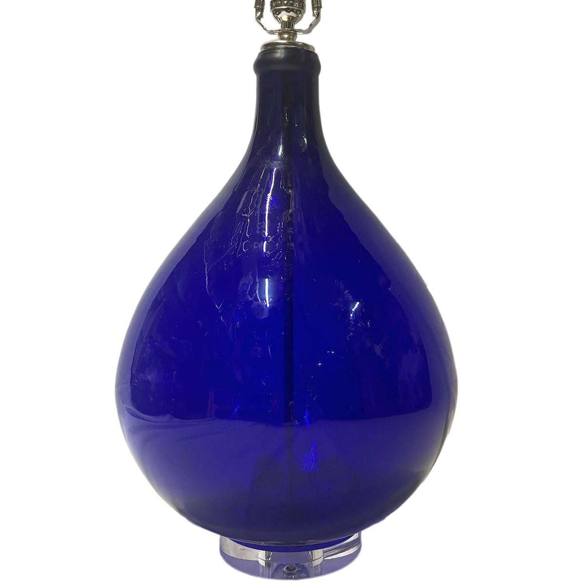 Lampe de table en verre bleu français des années 1940.

Mesures :
Hauteur jusqu'à l'appui de l'abat-jour : 30