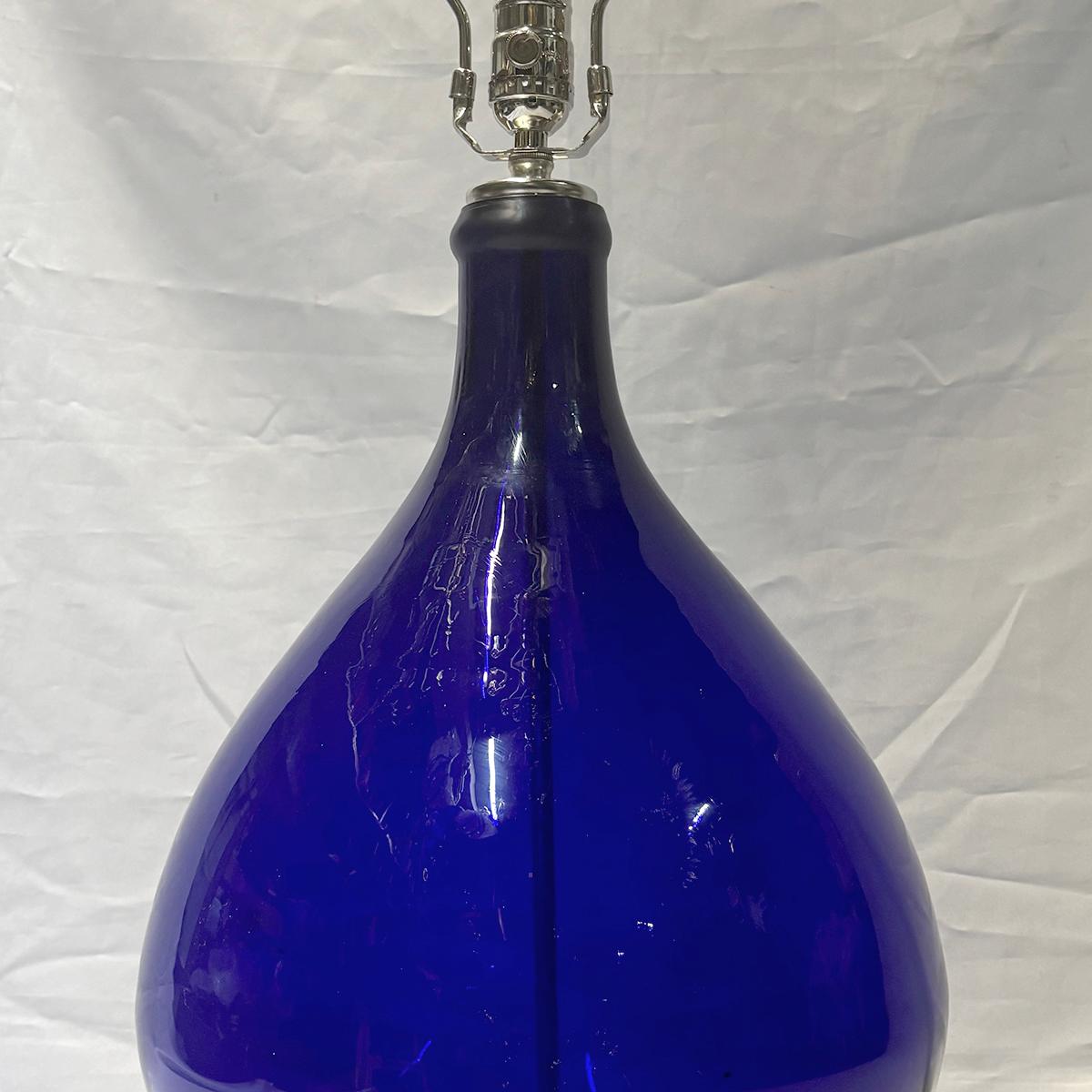 Français Lampe de table vintage en verre bleu en vente