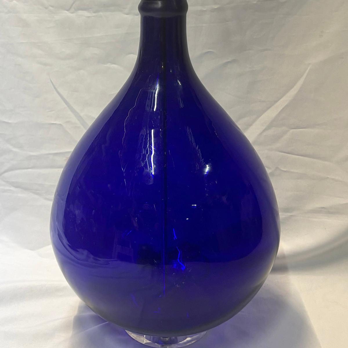 Milieu du XXe siècle Lampe de table vintage en verre bleu en vente