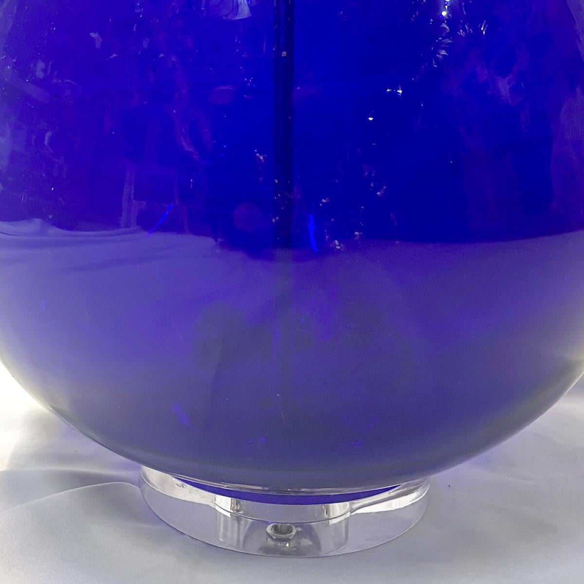 Lampe de table vintage en verre bleu en vente 2