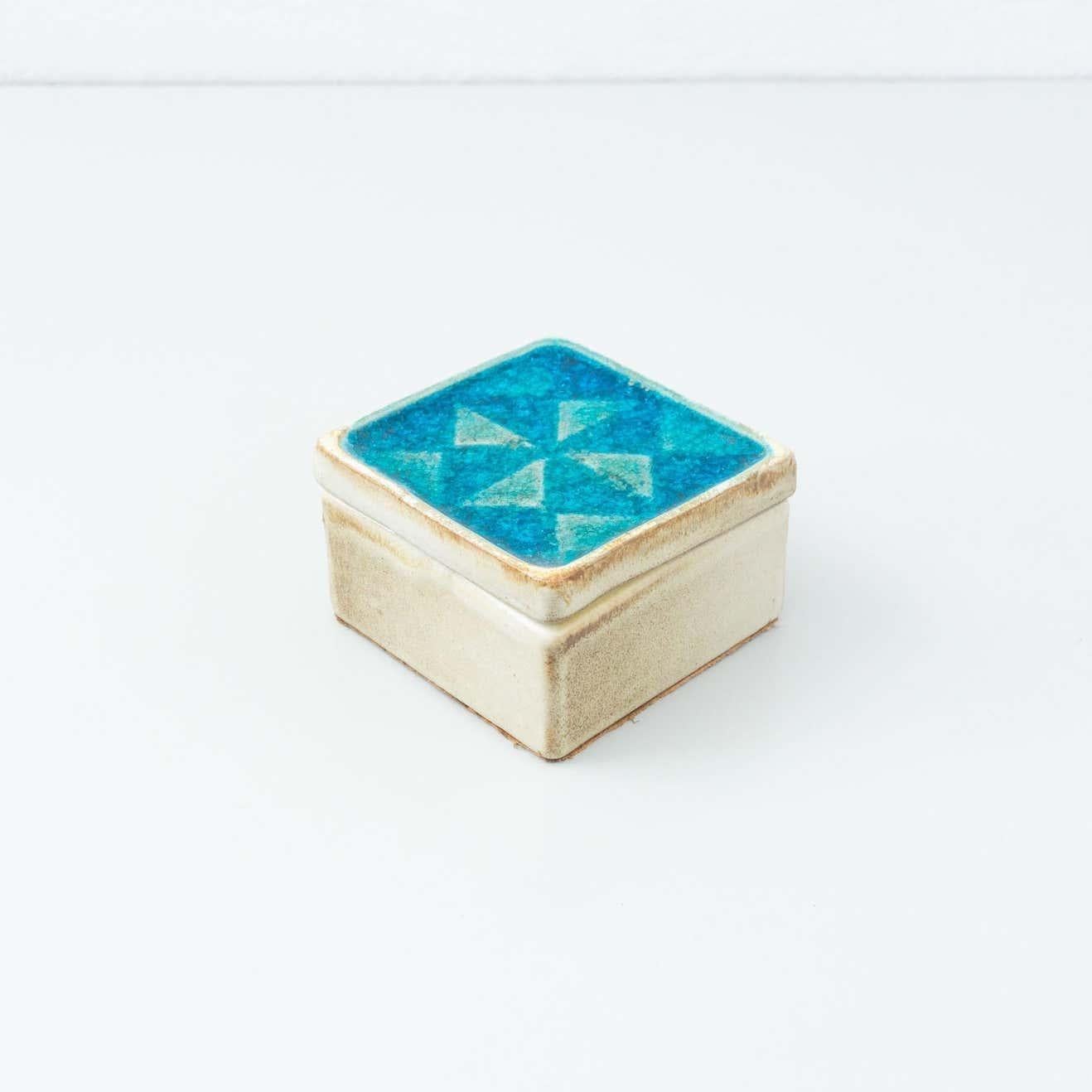 Vintage blau glasierte Keramik-Box, handsignierte Basis von Cases.  Von einem unbekannten Künstler aus Spanien, um 1960.    Originaler Zustand mit geringen alters- und gebrauchsbedingten Abnutzungserscheinungen, der eine schöne Patina aufweist.   