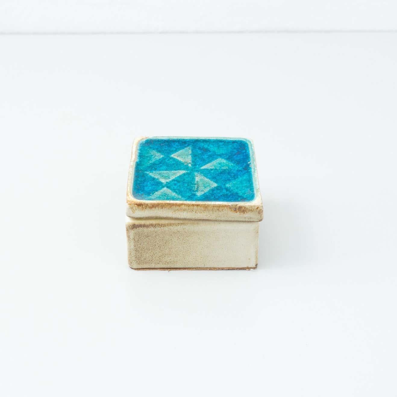 Blaue glasierte Keramikdose, handschriftlich signiert von Cases, um 1960 (Moderne der Mitte des Jahrhunderts) im Angebot
