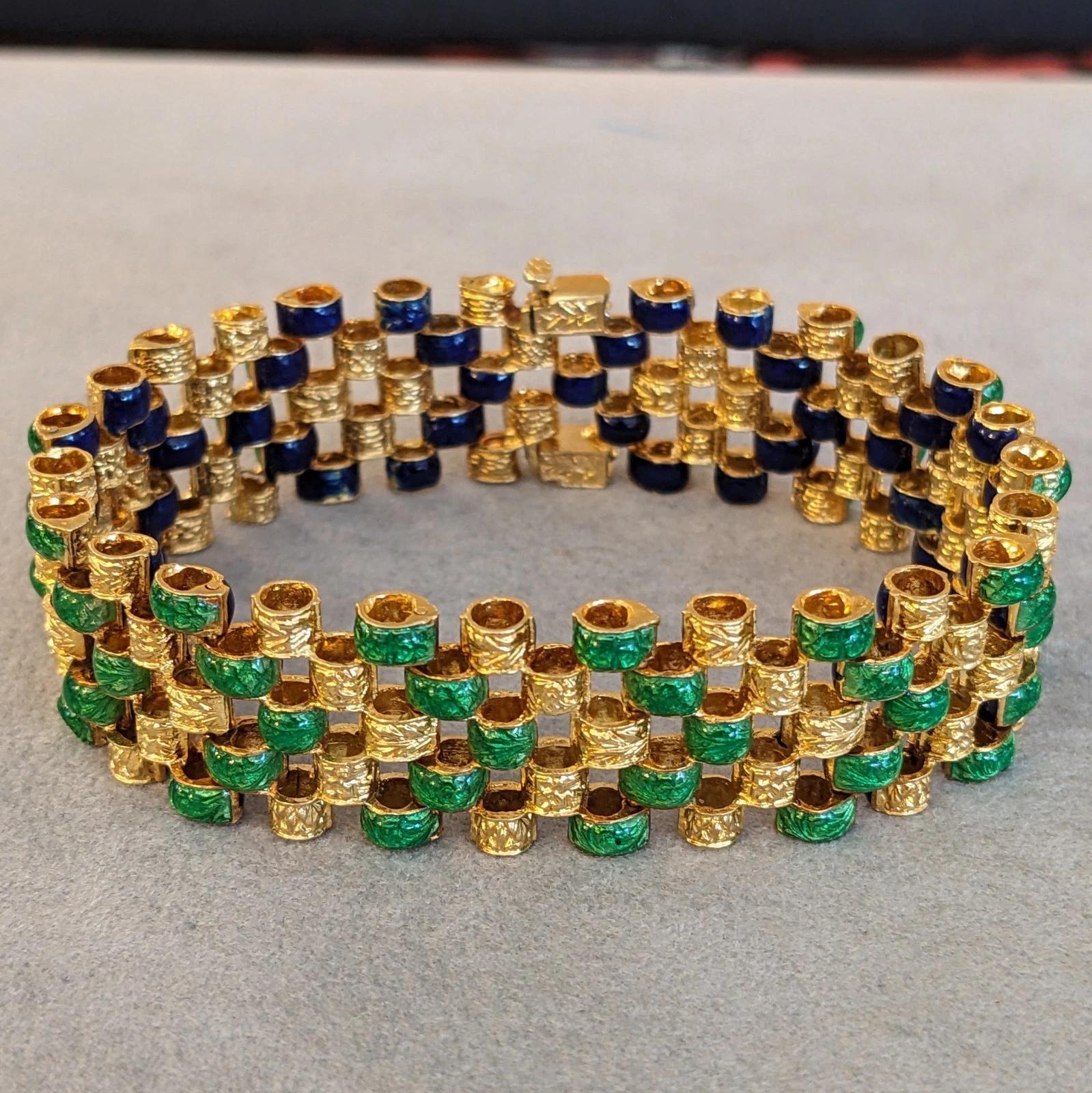 Vintage Blue Green Enamel Link Reversible Bracelet in 18k Yellow Gold

Retro Gold & Enamel bracelet features 5 row Oval Links with Green Enamel on one side and Blue enamel on the reverse with engraving details, all made in 18k Yellow Gold. The
