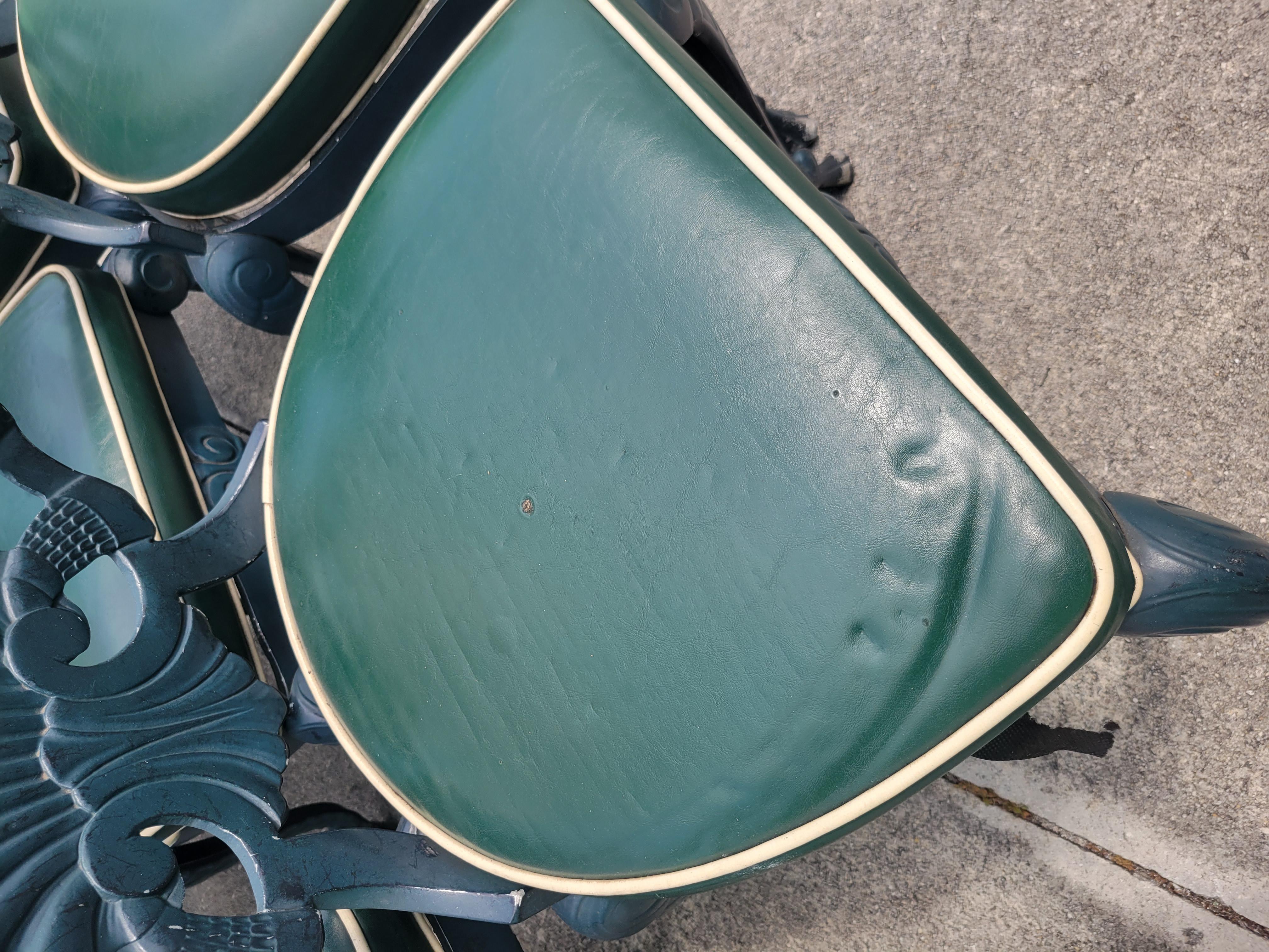 Magnifique ensemble vintage de 14 chaises de patio ou de salle à manger en fer de style Régence Brown By à dossier en forme de coquille.
Il est rare de disposer d'un tel ensemble de chaises en une seule fois. 
Les chaises auront besoin d'être