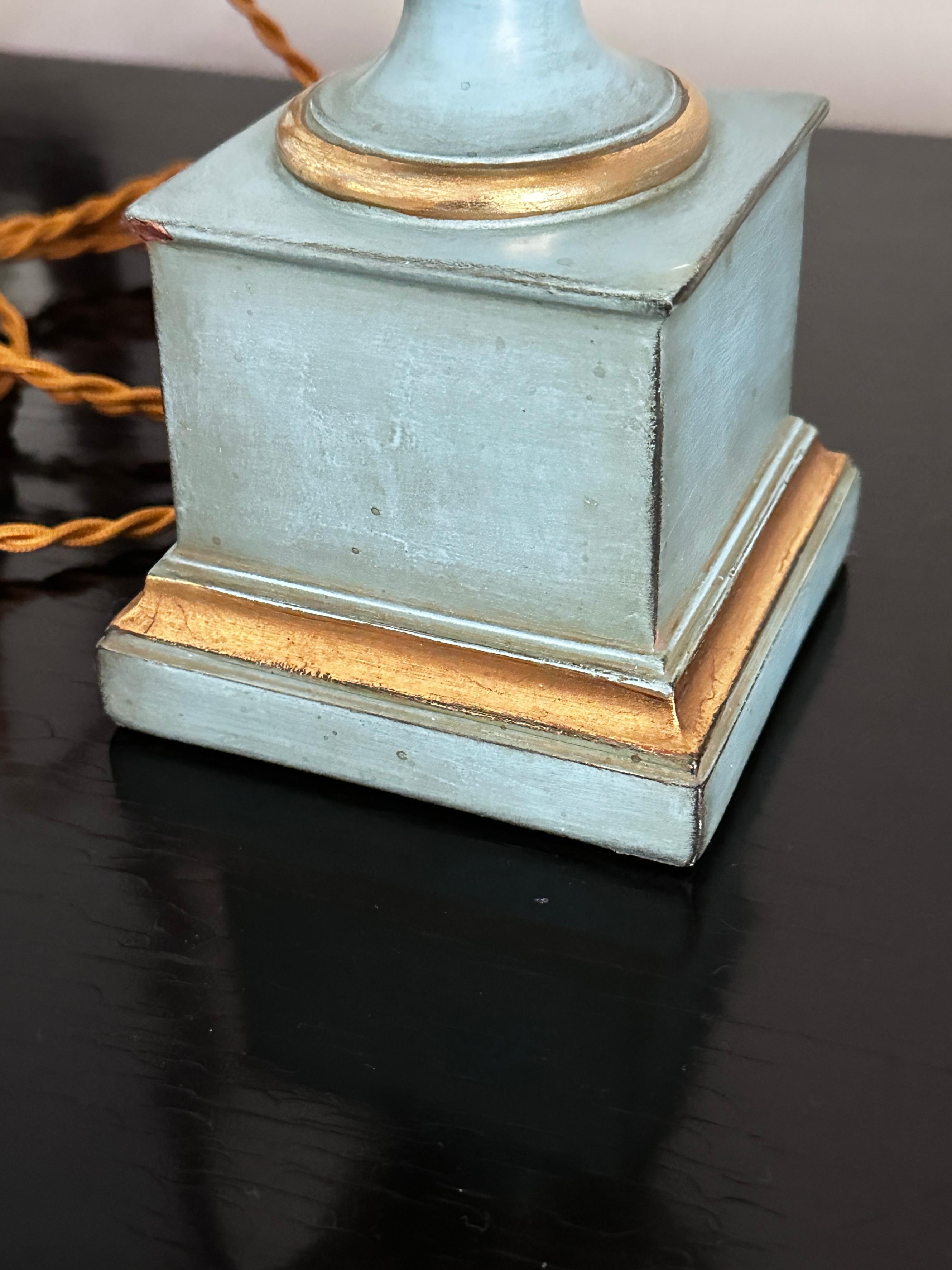 Lampada Borghese Neoclassica d'epoca blu/verde parzialmente dorata in vendita 3