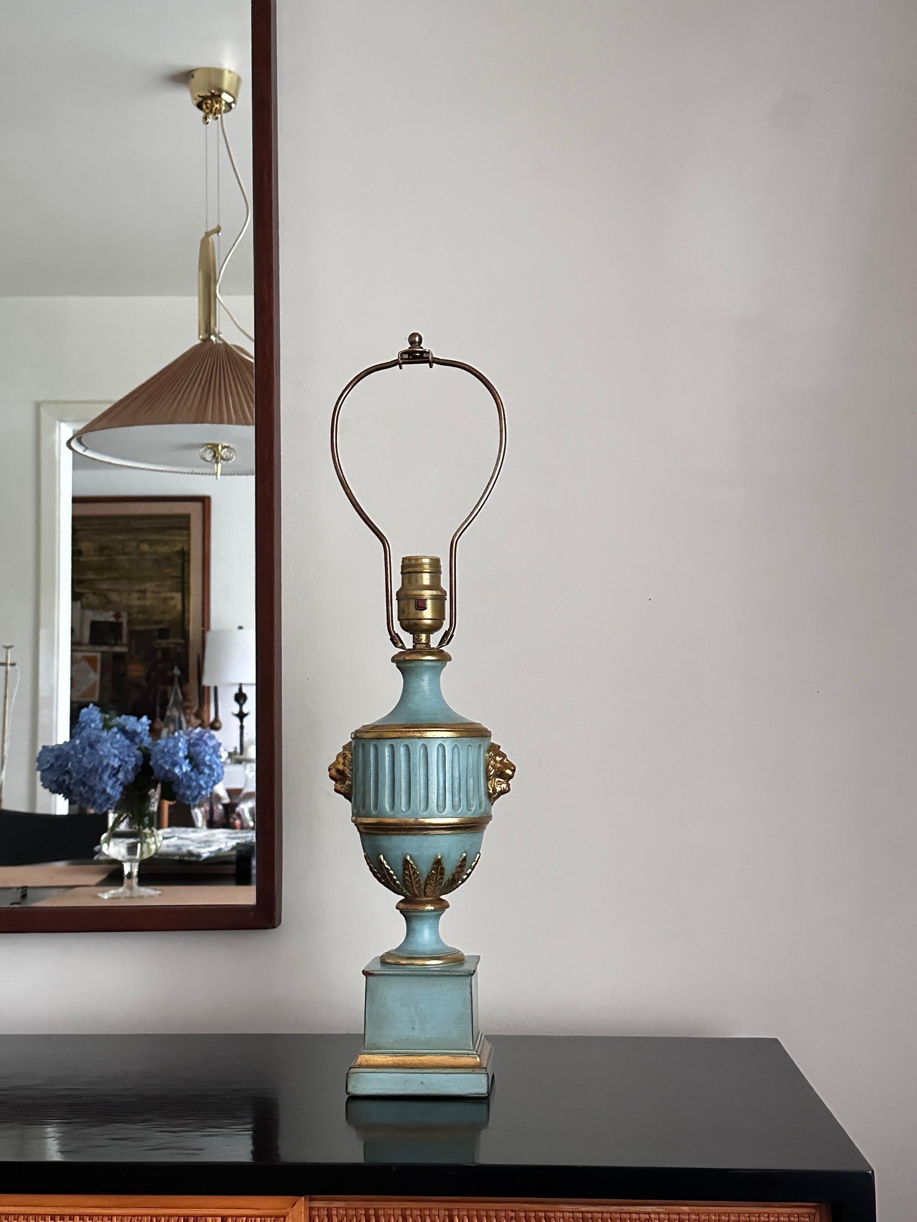 Lampada da tavolo Borghese in stile revival neoclassico vintage. La lampada è realizzata in gesso blu/verde dipinto e dorato, probabilmente prodotta intorno agli anni Cinquanta. Borghese era prodotto da Niepold's Inc. a Washington e distribuito da