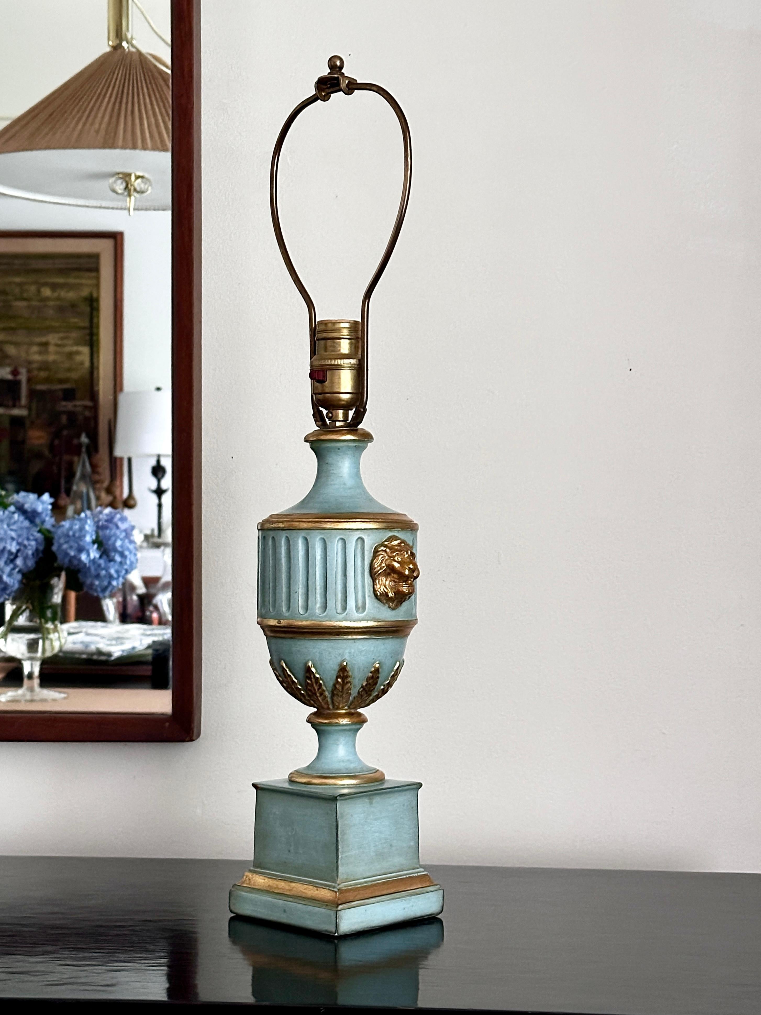 Fatto a mano Lampada Borghese Neoclassica d'epoca blu/verde parzialmente dorata in vendita