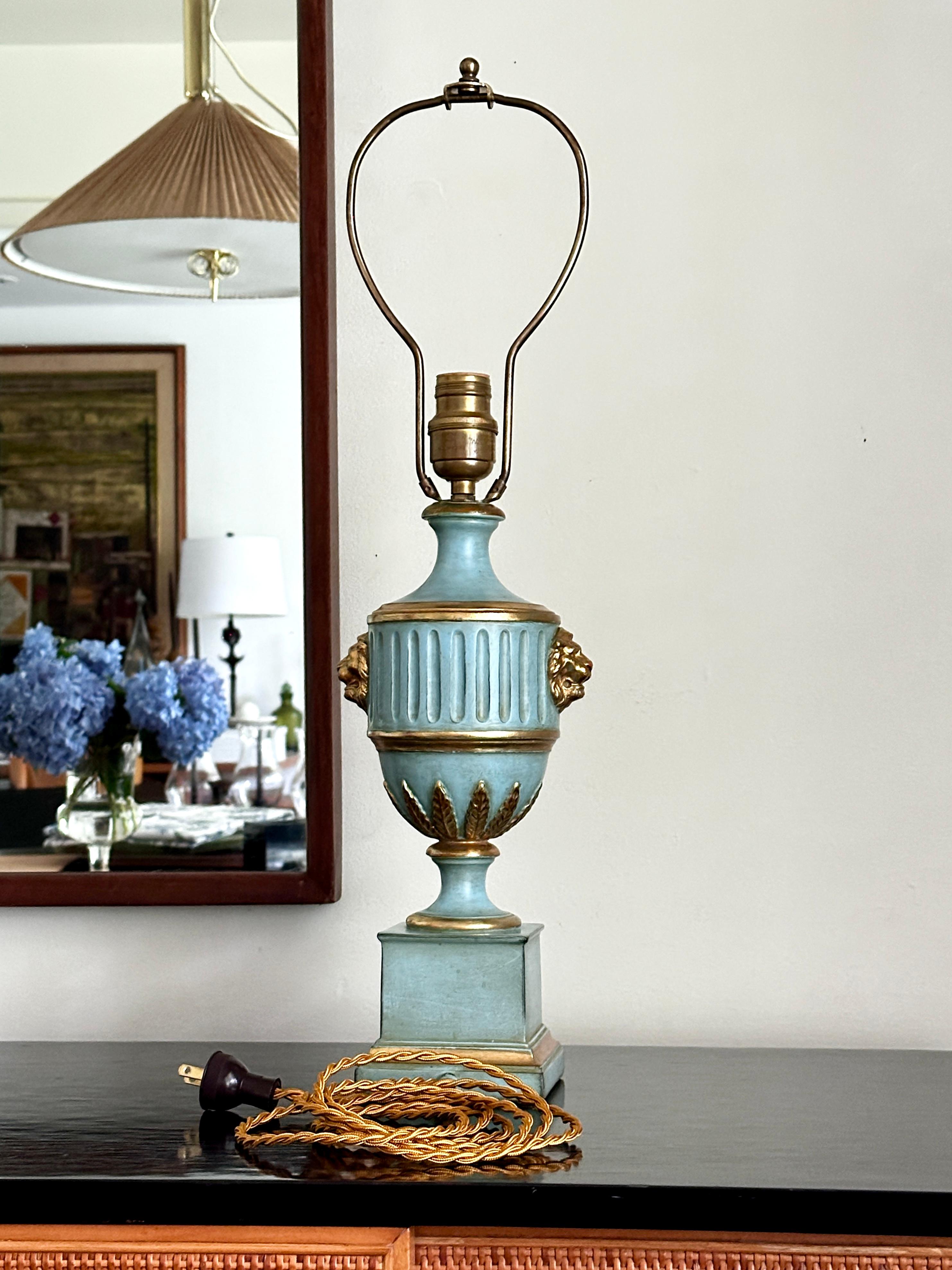 Lampada Borghese Neoclassica d'epoca blu/verde parzialmente dorata In condizioni buone in vendita a Doraville, GA