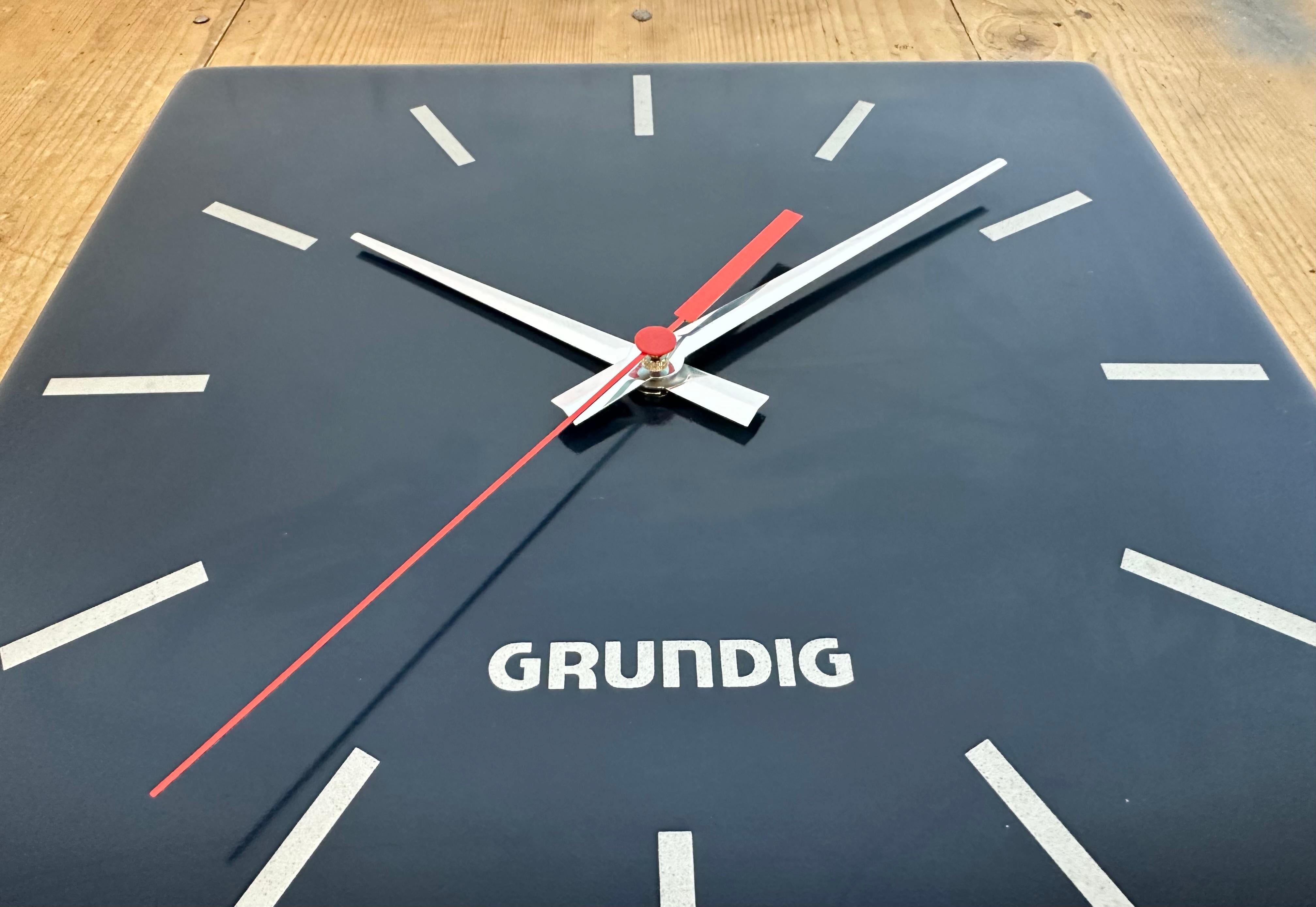 Pendule murale Grundig bleue vintage, années 1970 3
