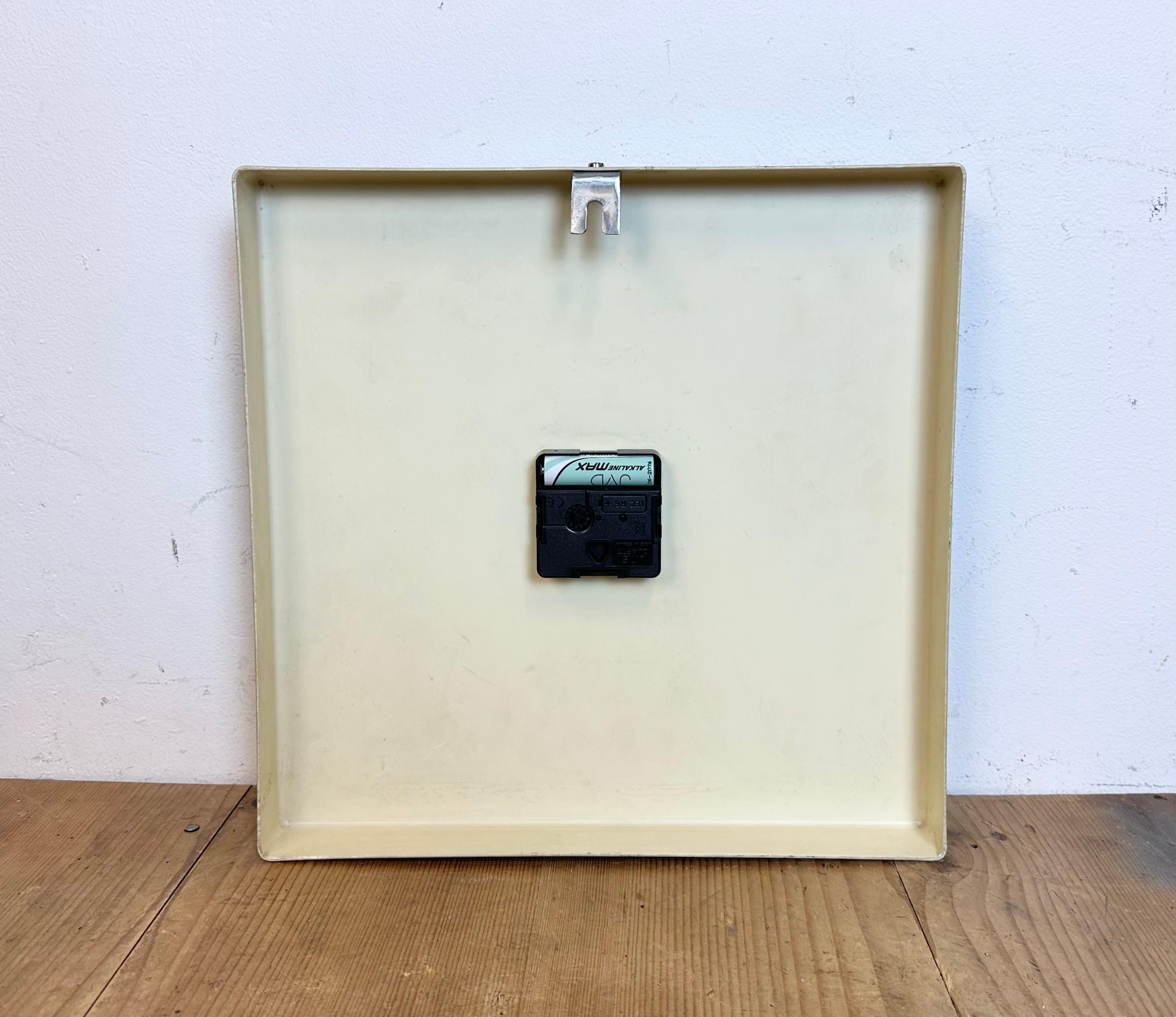 Pendule murale Grundig bleue vintage, années 1970 7