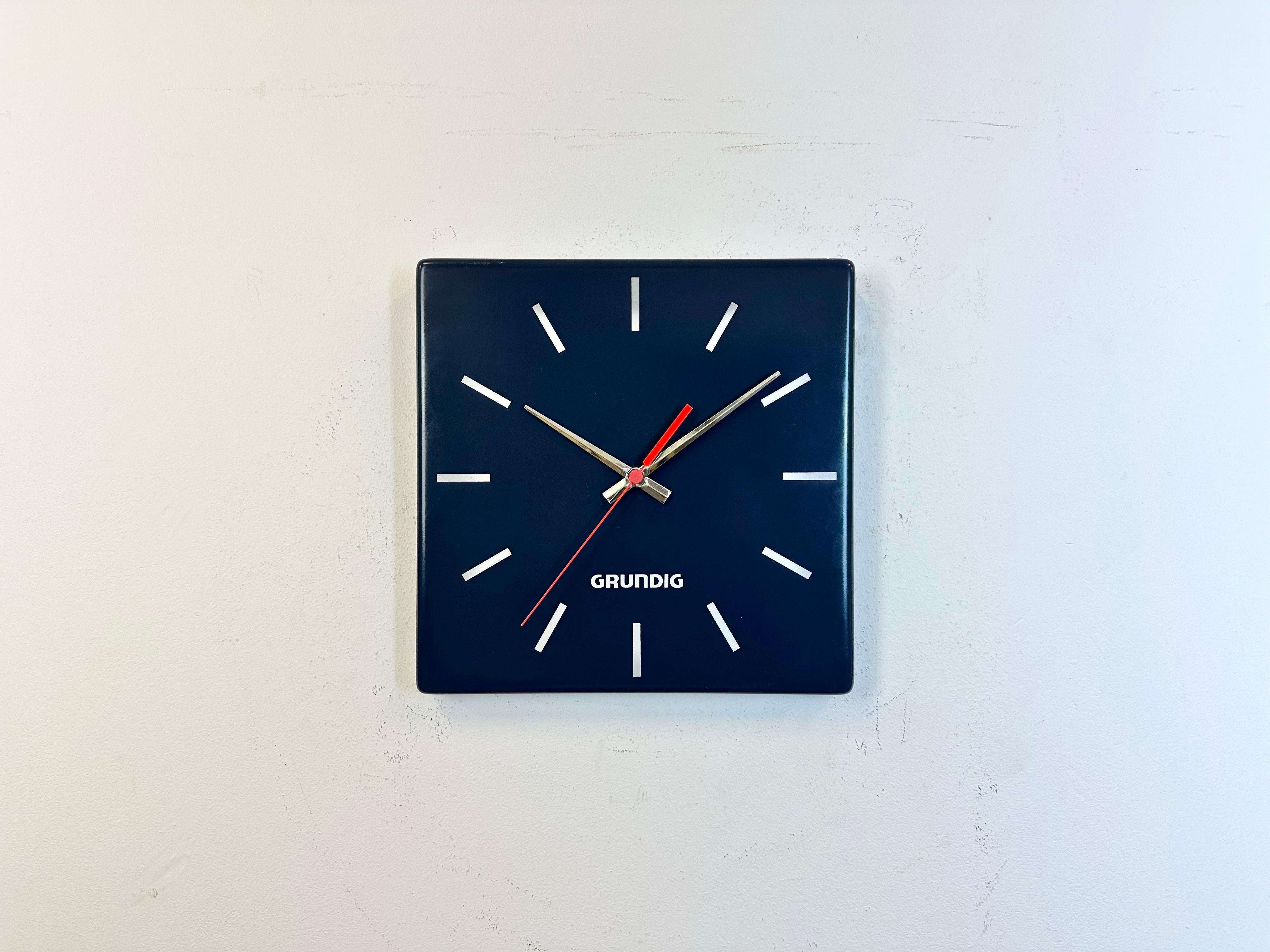 Vintage wall clock made during the 1970s in West Germany. It features a plastic body and an aluminium hands.The piece has a battery-powered clockwork and requires only one AA battery. Measures: Clockface : 30x30 cm. The weight of the clock is 0,4