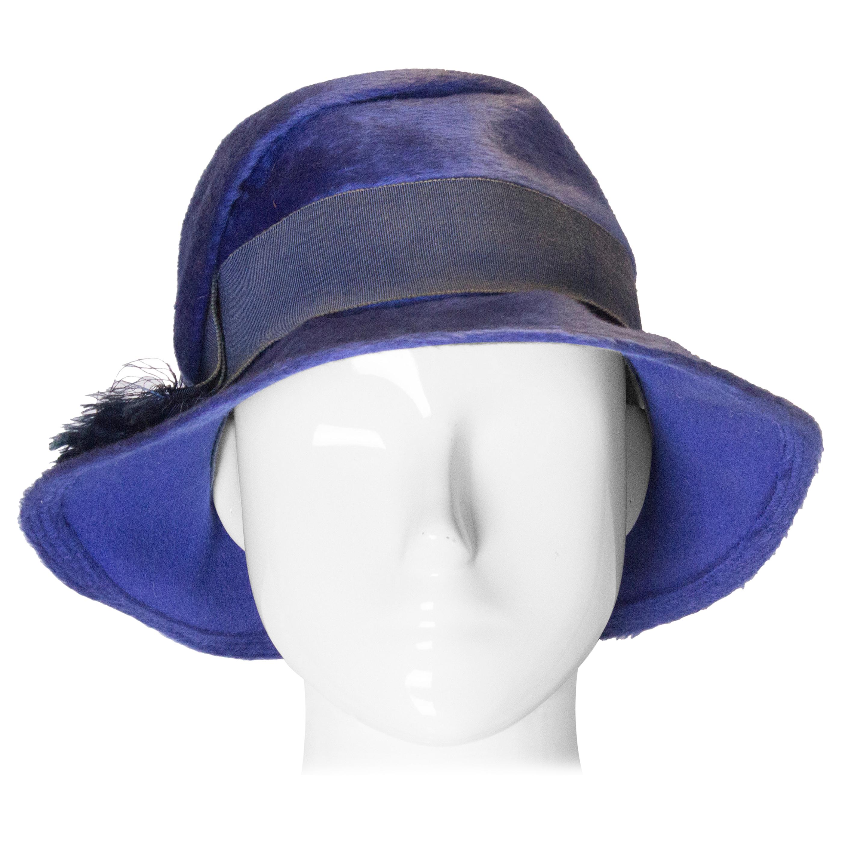 Chapeau bleu vintage avec ruban gros-grain