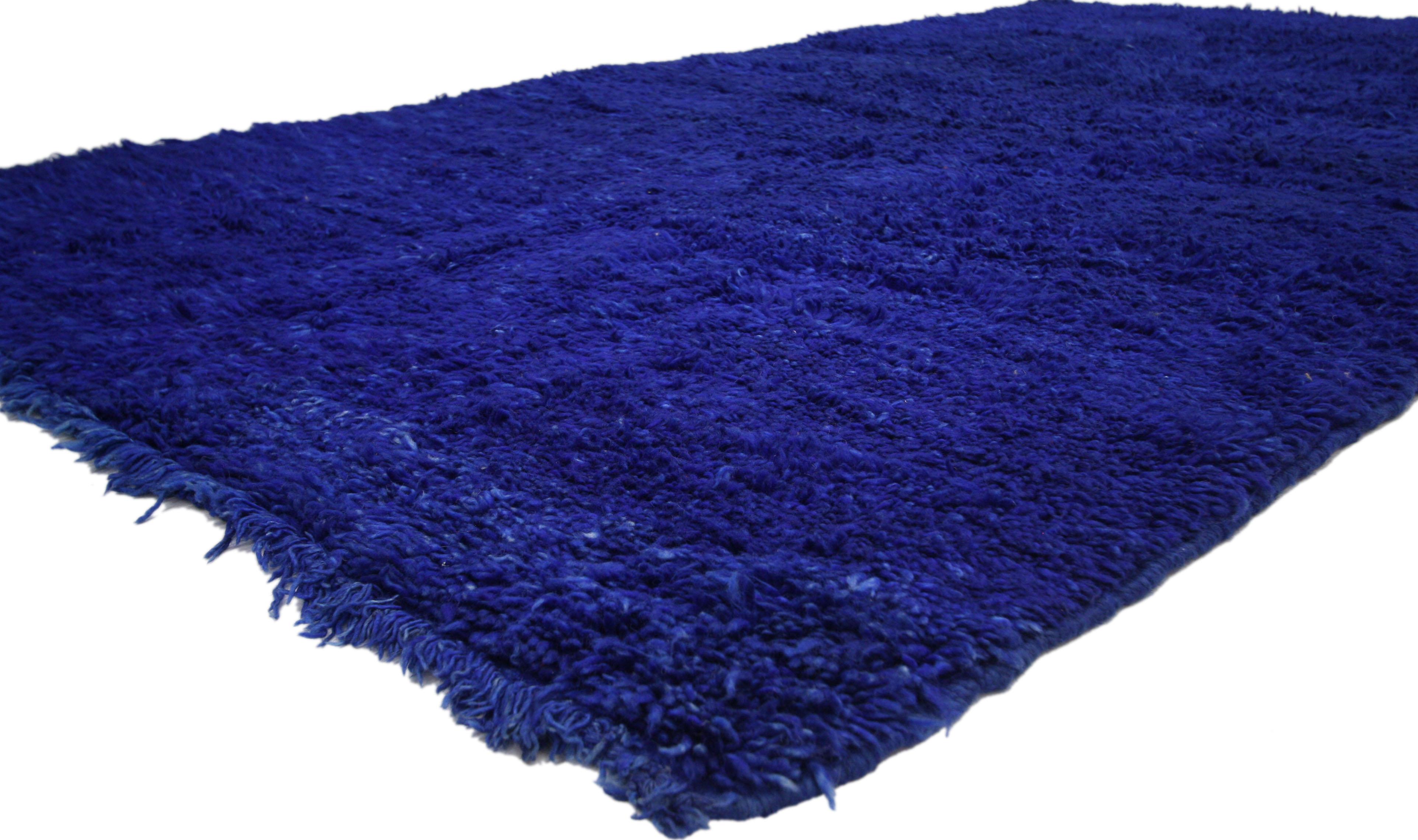 20654, Vintage Blue Indigo Beni M'Guild Moroccan Rug, Berber Blue Moroccan Rug. Featuring rich waves of abrash, luxury underfoot and a pop of color, this hand-knotted wool vintage Moroccan indigo Beni Mguild rug represents modern style while staying