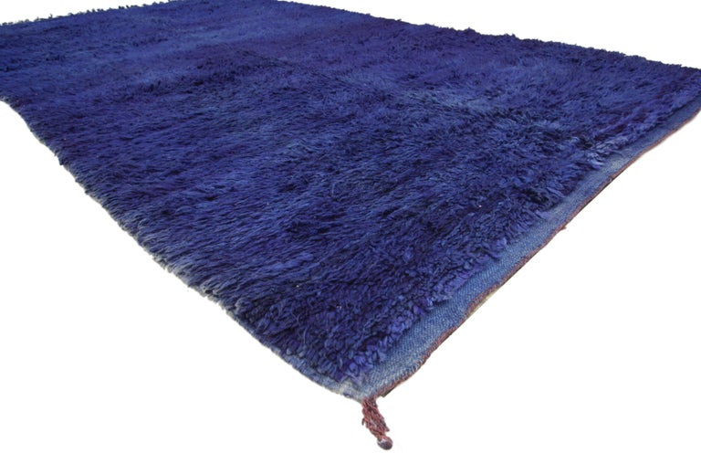 20645 Vintage Blue Indigo Beni M'Guild Moroccan Rug, Berber Blue Moroccan Rug. Featuring rich waves of abrash, luxury underfoot and the graphic appeal of Folk Art, this hand-knotted wool vintage Moroccan indigo Beni Mguild rug represents modern