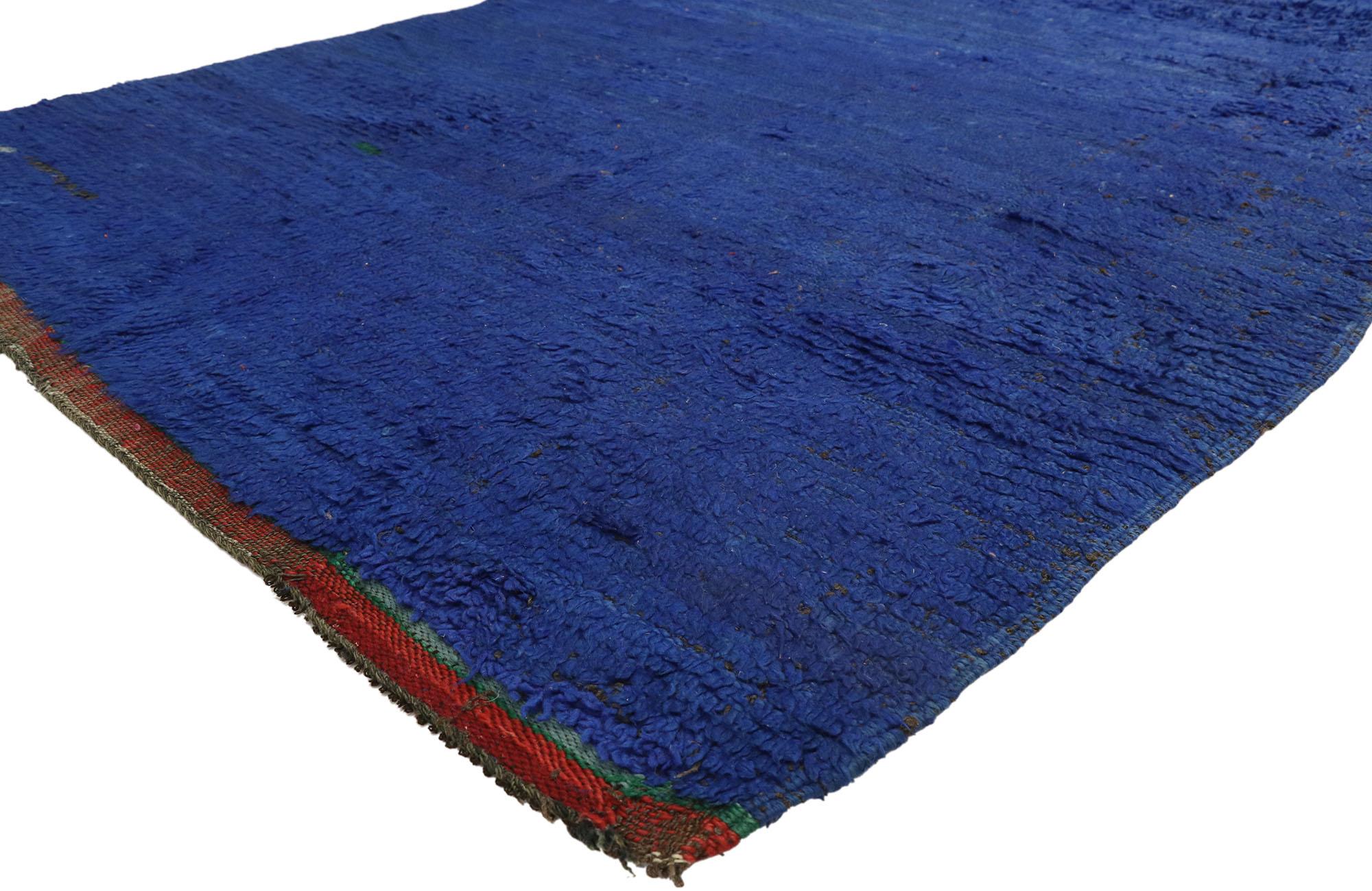 21001 Tapis marocain Beni Mrirt bleu vintage, 05'07 x 10'07. 
Le nomade douillet rencontre l'envoûtant bleu Marjorelle dans ce tapis marocain vintage Beni Mrirt en laine nouée à la main. Préparez-vous à être transporté dans un endroit paisible et