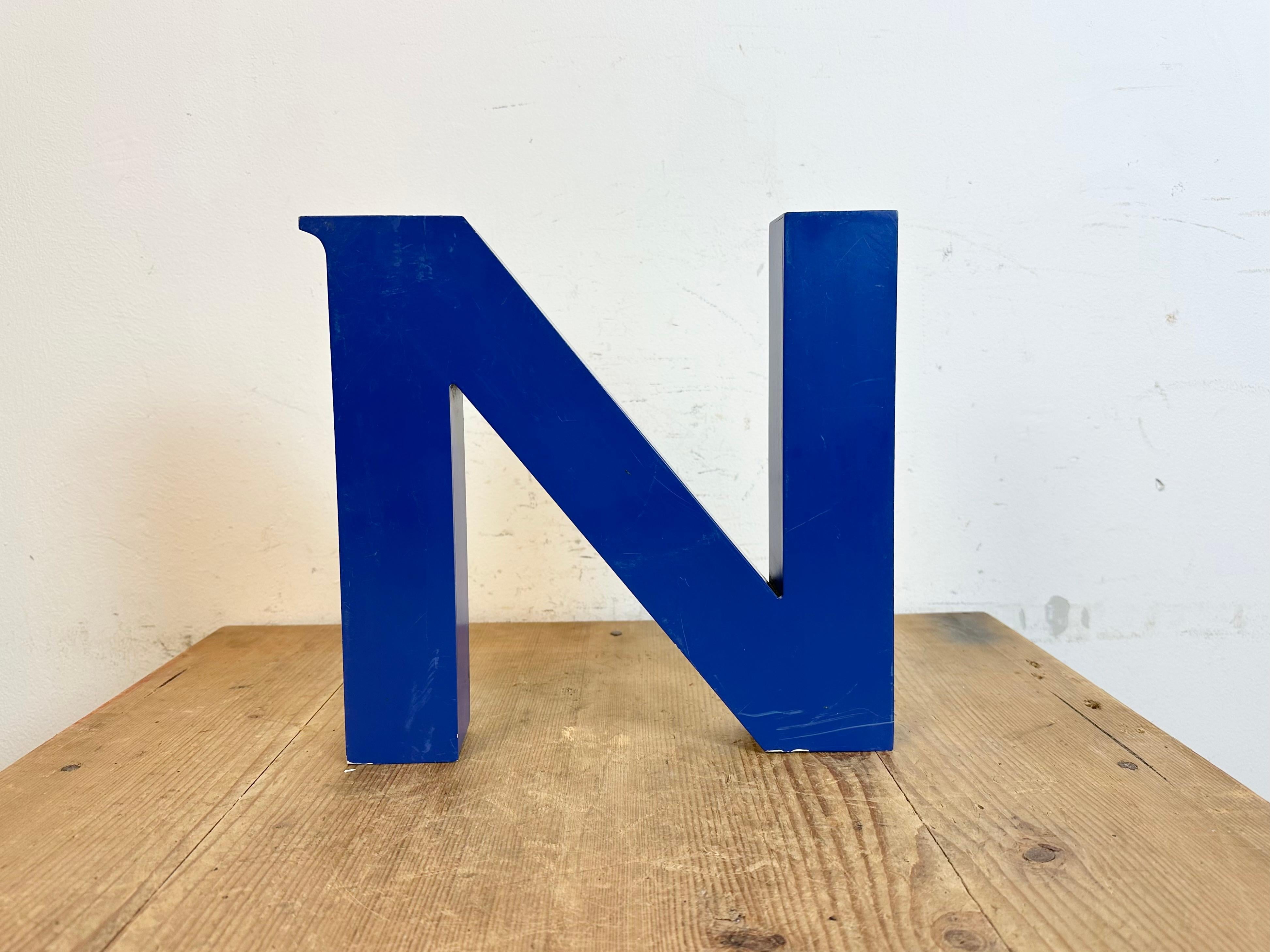 This vintage industrial facade letter “N” was made during the 1970s in Italy and comes from an old advertising banner. The weight of the letter is 1 kg.
