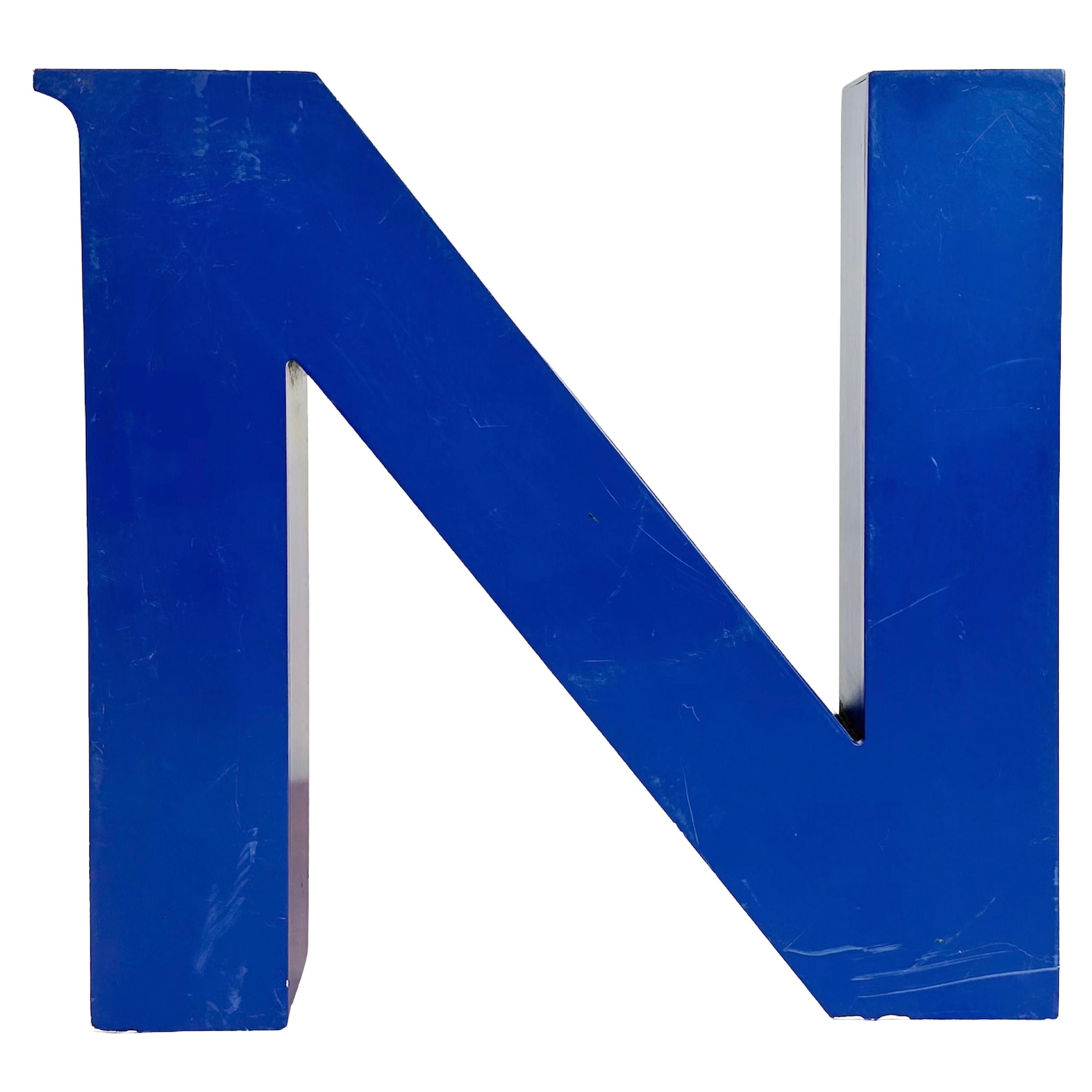 Lettre N pour façade en fer bleu, 1970 en vente