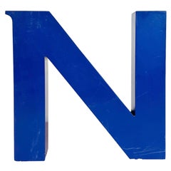 Lettre N pour façade en fer bleu, 1970