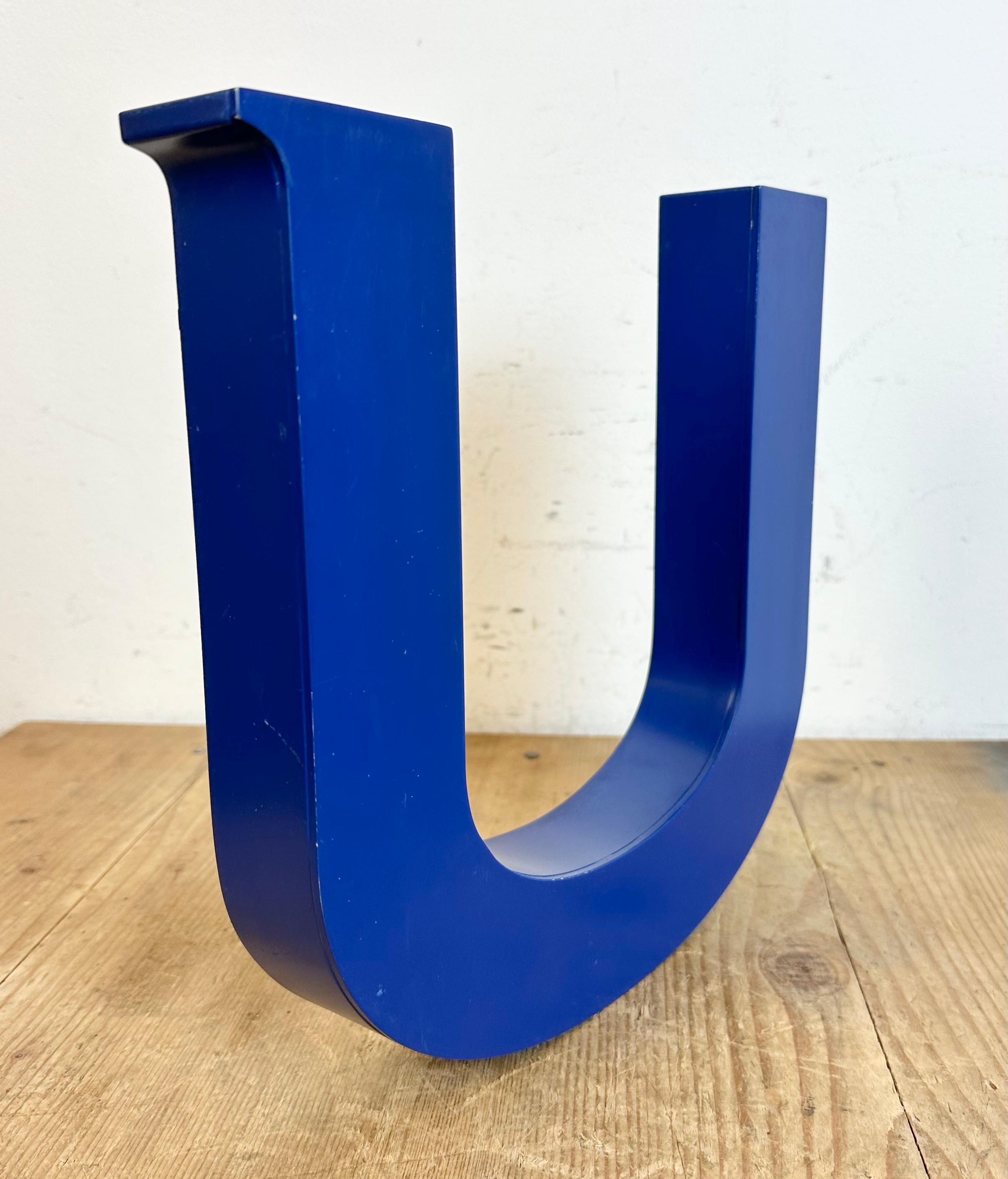 italien Lettre U de façade en fer bleu, 1970 en vente