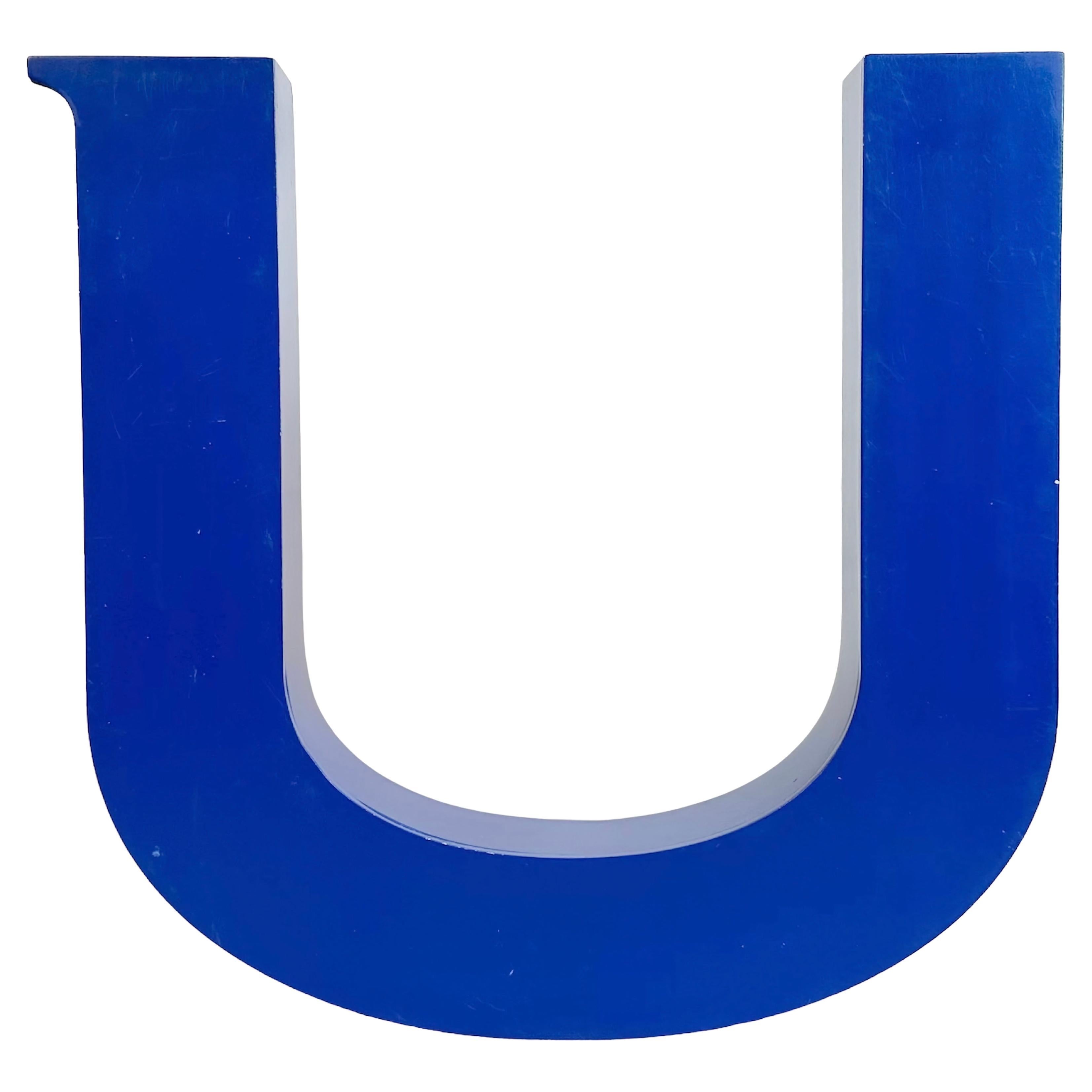 Lettre U de façade en fer bleu, 1970 en vente