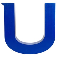 Lettre U de façade en fer bleu, 1970