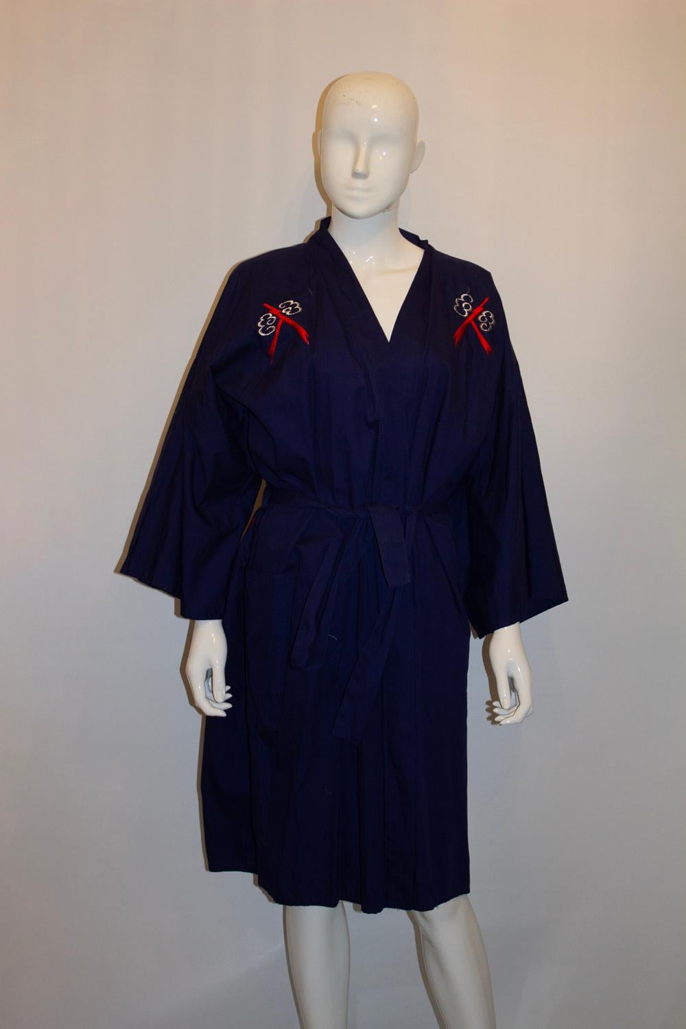 Eine atemberaubende  Vintage-Kimono von Ichi Ban aus Japan. 
Aus marineblauer Baumwolle, der Kimono  hat eine wunderschöne Drachenstickerei auf der Rückseite und einige auf der Vorderseite. Es hat einen passenden Gürtel. Wunderbar als Sommer- oder