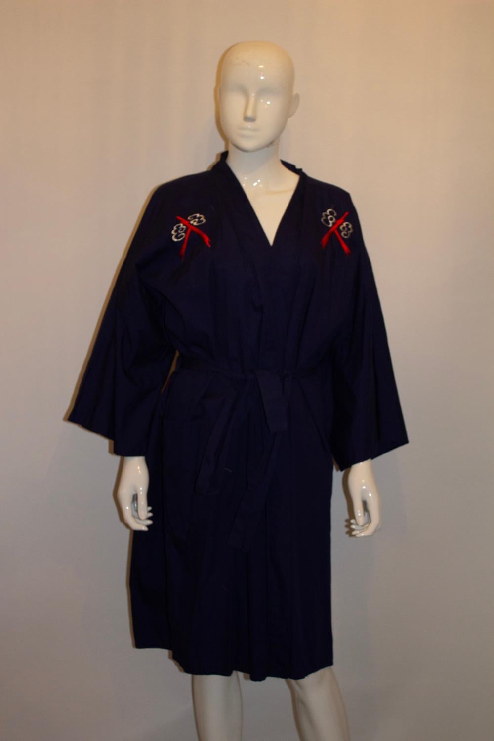Blauer Vintage Kimono mit wunderschöner Drachenstickerei (Schwarz) im Angebot