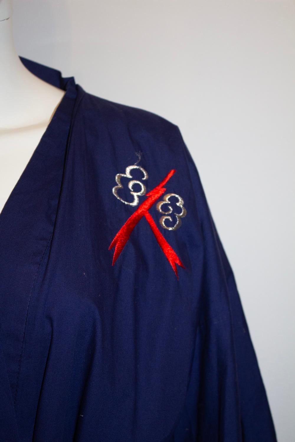Blauer Vintage Kimono mit wunderschöner Drachenstickerei im Zustand „Gut“ im Angebot in London, GB