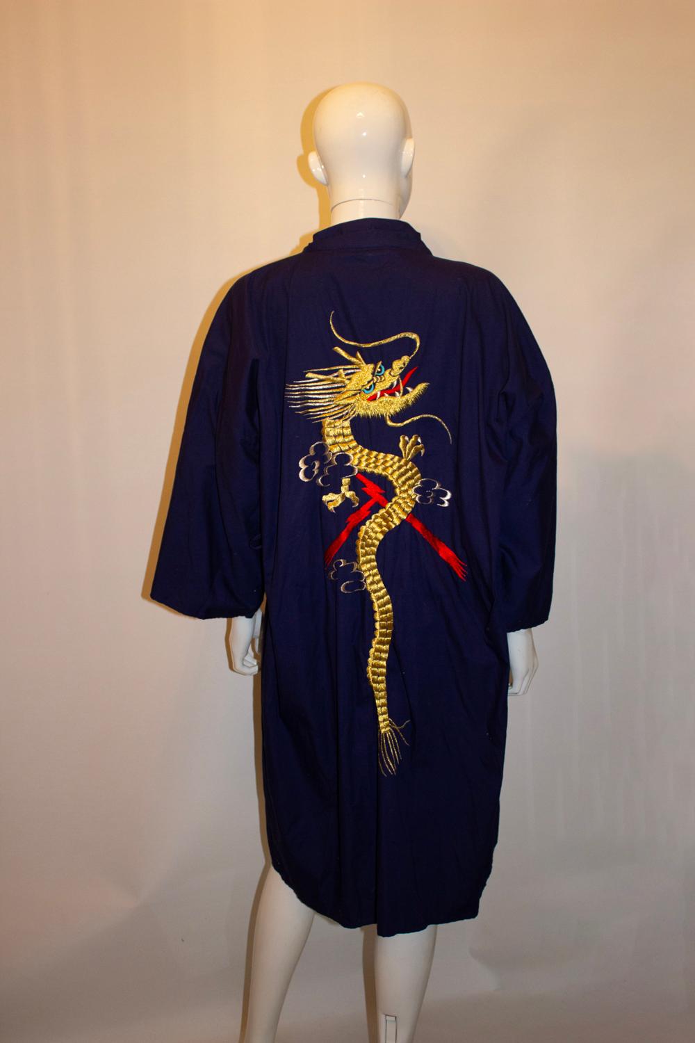Blauer Vintage Kimono mit wunderschöner Drachenstickerei für Damen oder Herren im Angebot