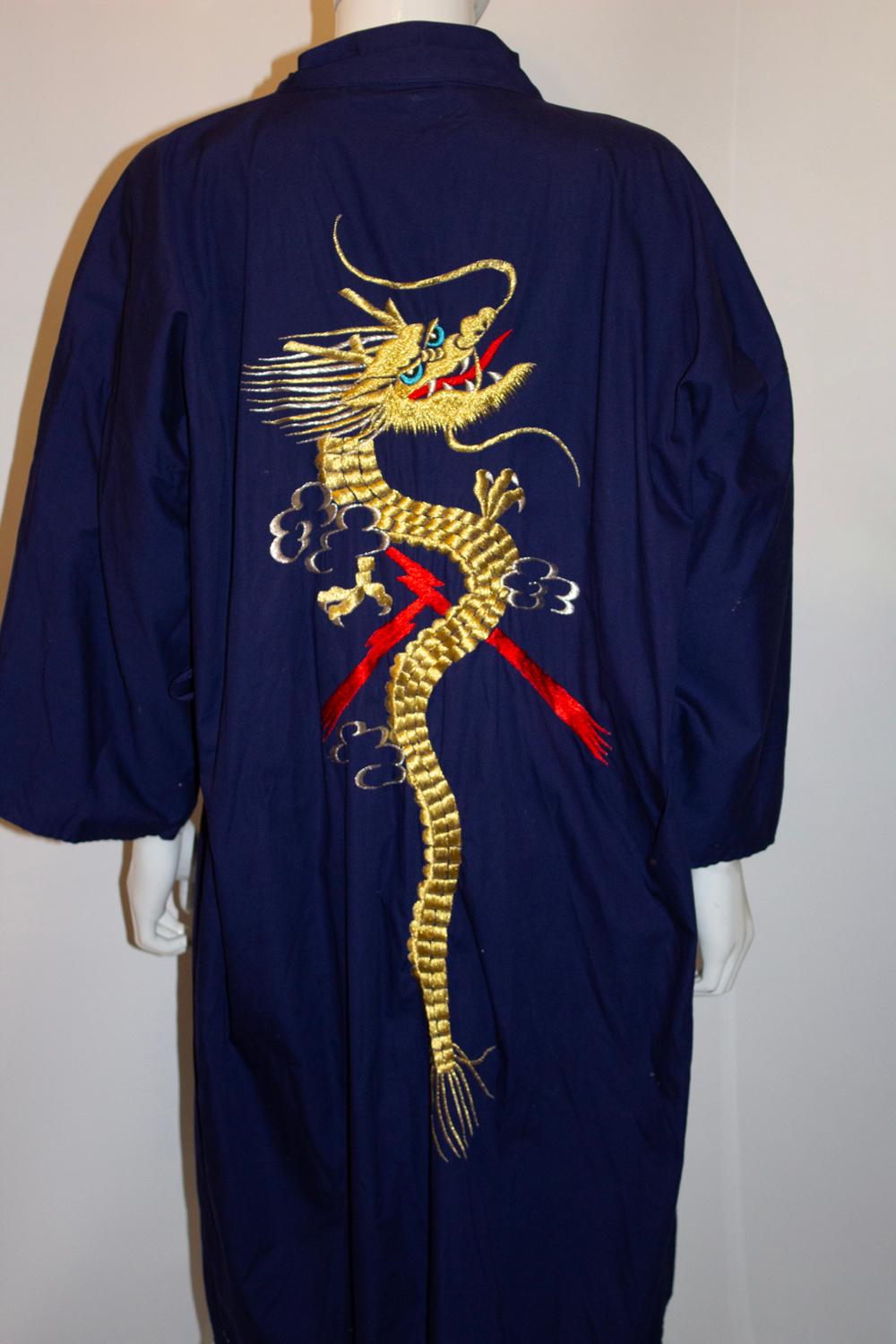 Blauer Vintage Kimono mit wunderschöner Drachenstickerei im Angebot 1