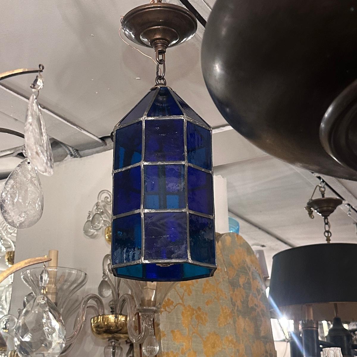 Inglese Apparecchio in vetro piombato blu vintage in vendita