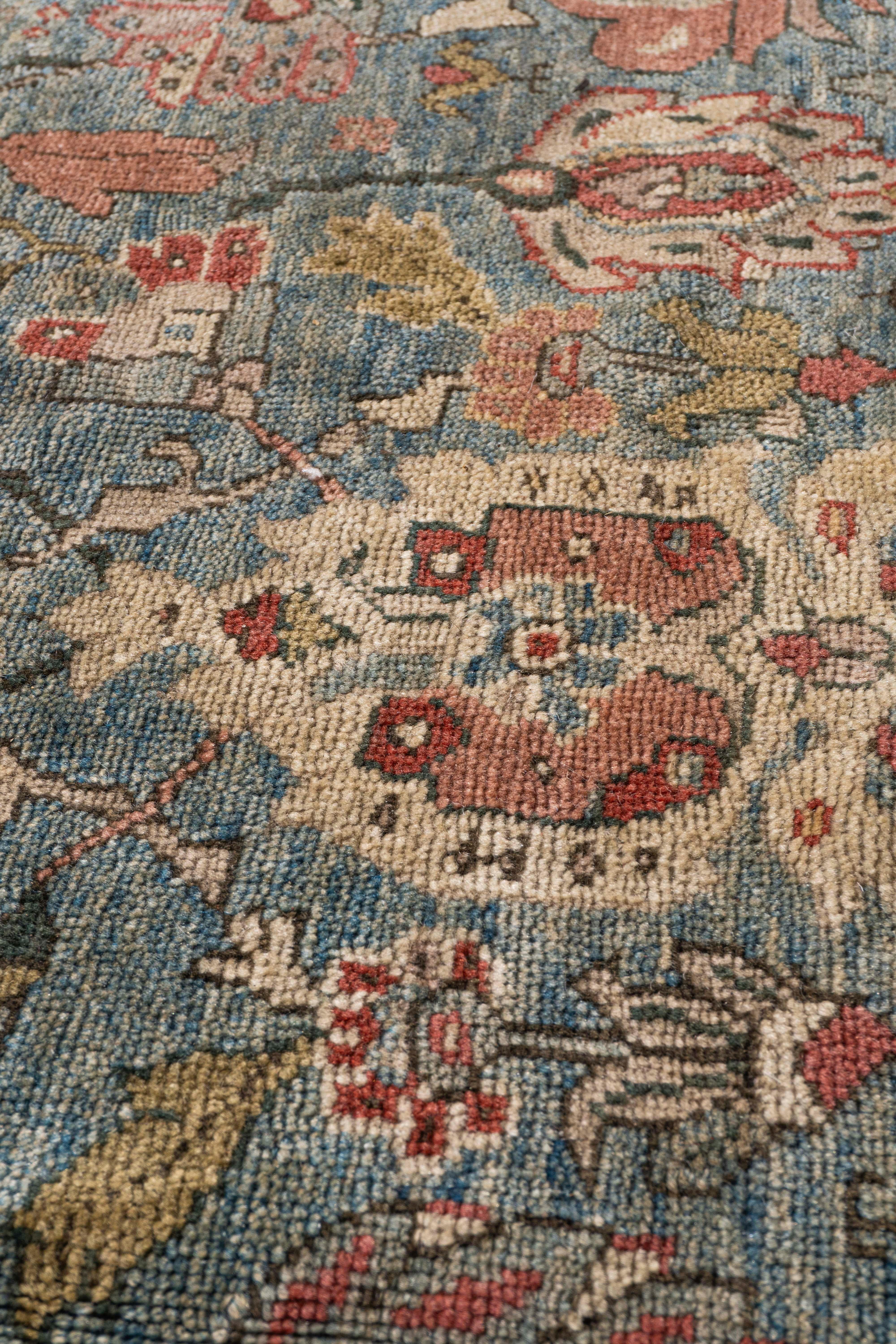 Vintage Blue Lightly Distressed Persian Sultanabad Rugs tessuto a mano In condizioni deteriorate in vendita a New York, NY