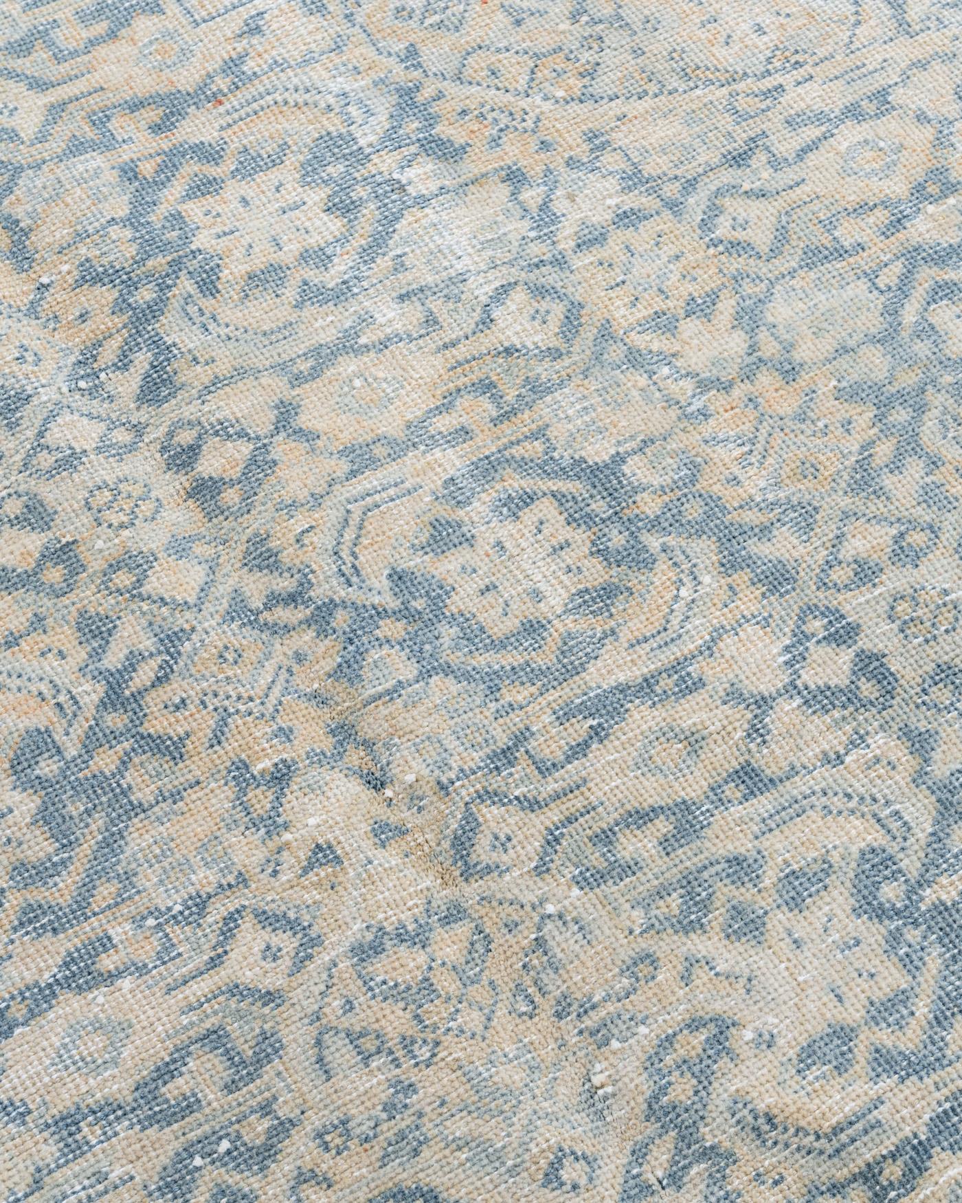 Noué à la main Vintage Blue Lightly Distressed Persian Tabriz Rug 7'7 x 10'8 en vente