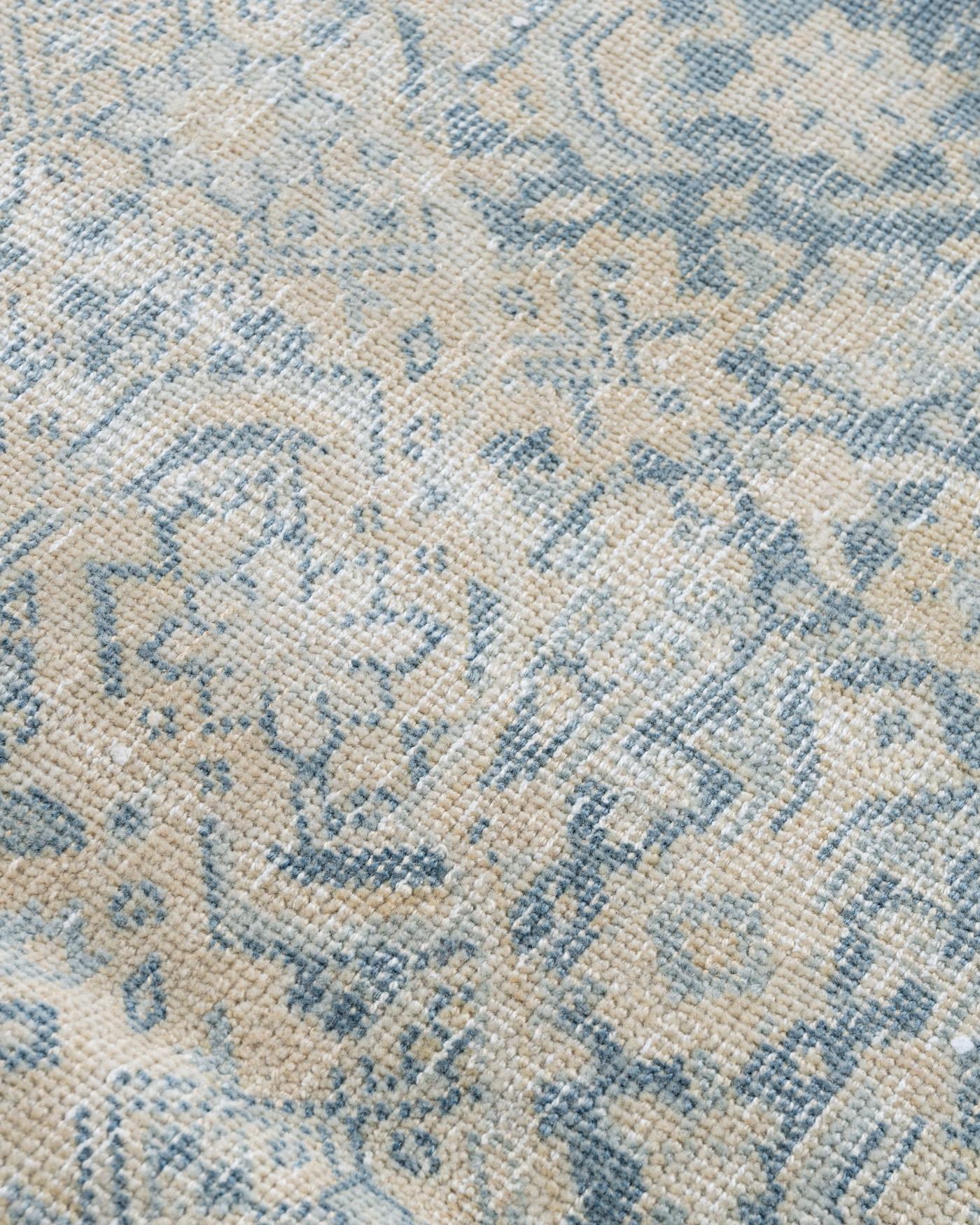 20ième siècle Vintage Blue Lightly Distressed Persian Tabriz Rug 7'7 x 10'8 en vente