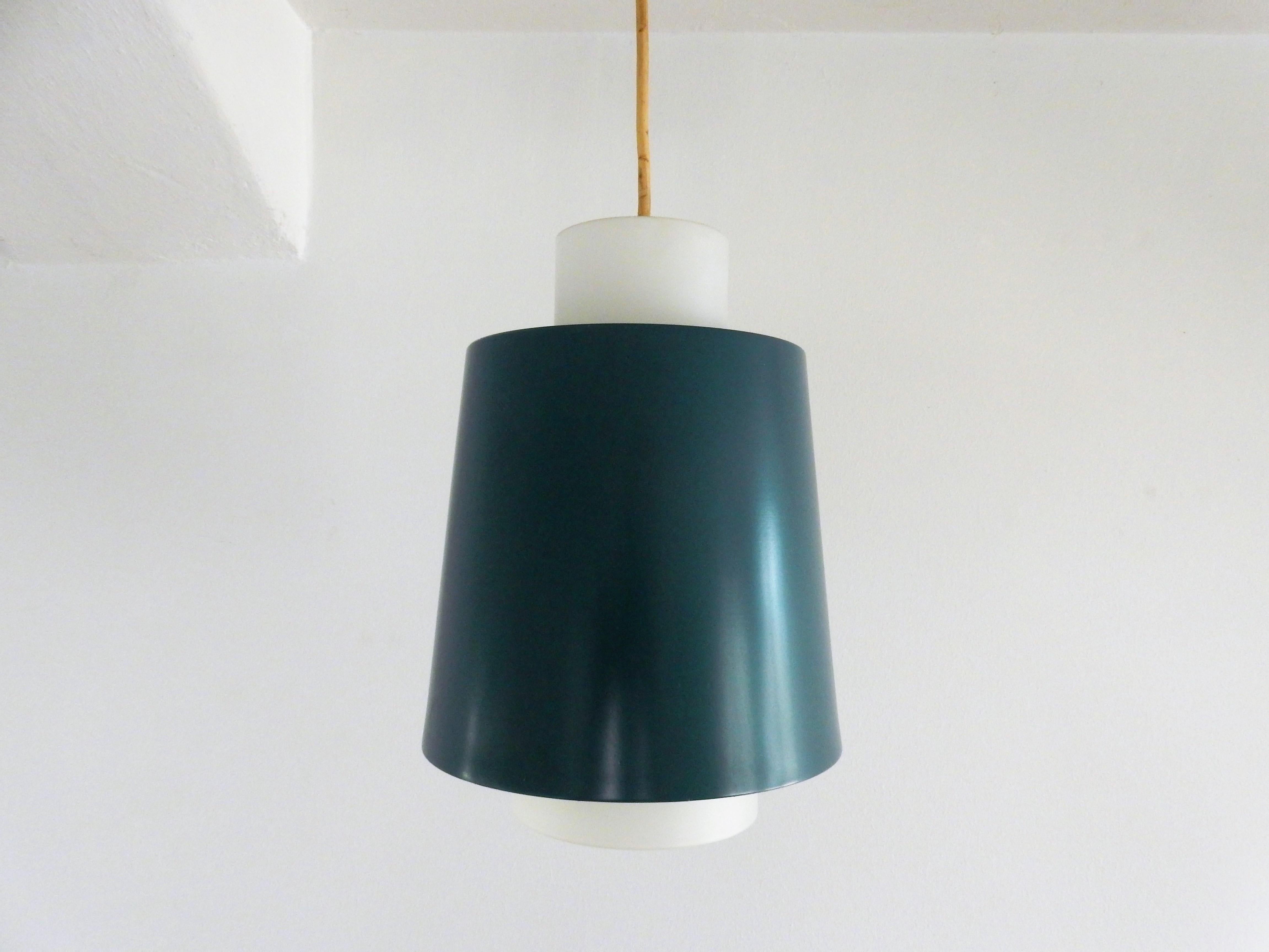 This is a nice fresh colored blue and white pendant lamp in the style of Philips. The shade is made of opaline glass and lacquered metal.