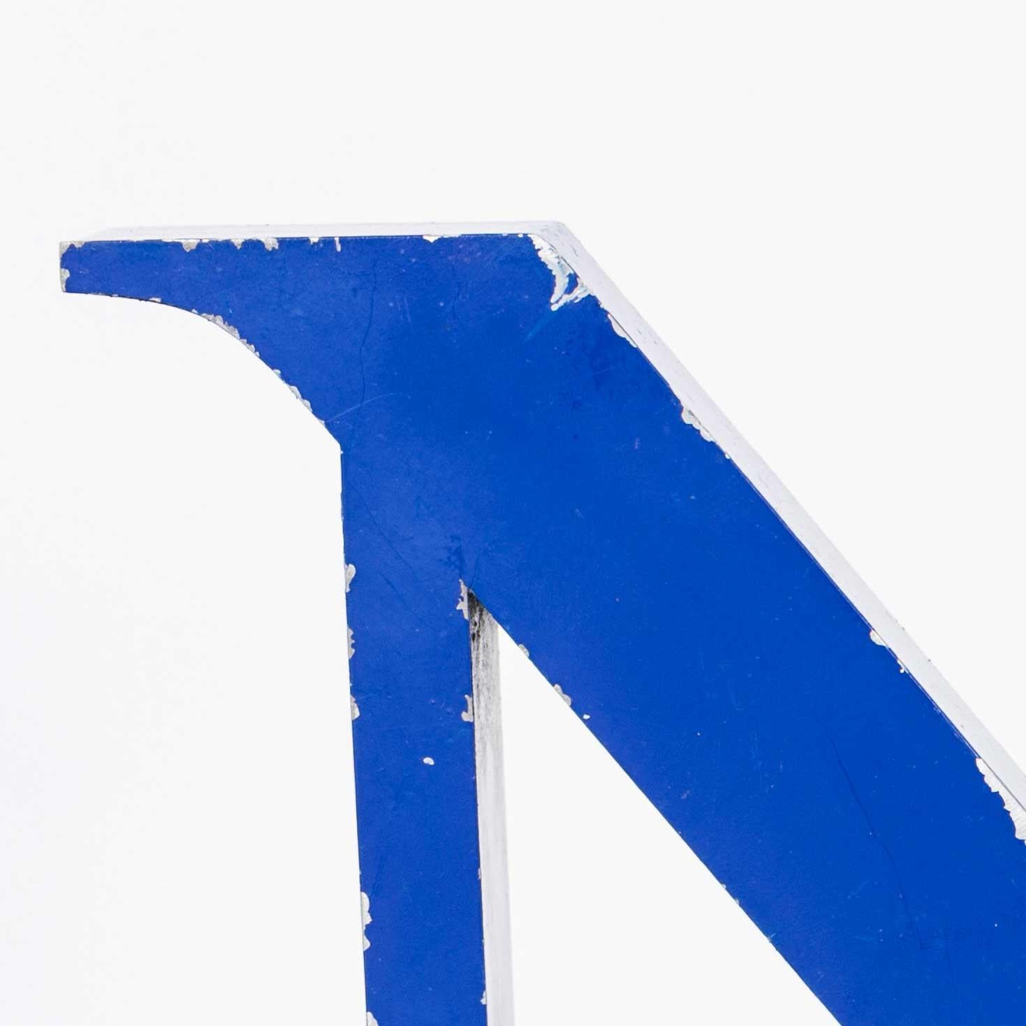 Lettre en métal bleu vintage - N moyen
Lettre en métal bleu vintage. Lettre de signalisation en métal de bonne taille avec une peinture bleue d'origine délavée. Taille 5x27x29 - D/H/W tous les cm.

RAPPORT D'ATELIER
Notre équipe d'atelier inspecte