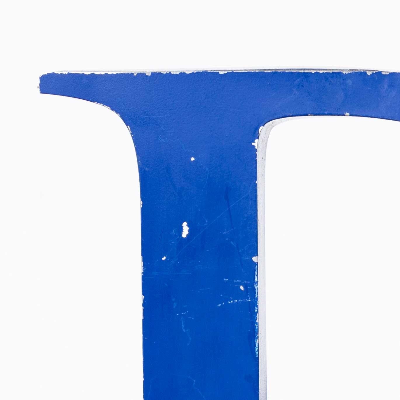 Vintage Blue Metal Letter – Medium R
Vintage Blue Metal Letter. Good sized metal signage letter with faded original blue paint. Size 5x27x27 – D/H/W all cm.

WORKSHOP REPORT
Our workshop team inspect every product and carry out any needed repairs to