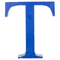 Metallbuchstabe im Vintage-Stil in Blau – Mittelgroßes „T“